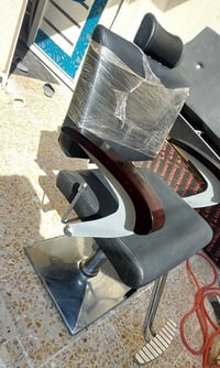 كرسي حلاقه للبيع بسعر مناسب نظافه 80% اخذ جديد مستعمل اربعه اشهر والسع...