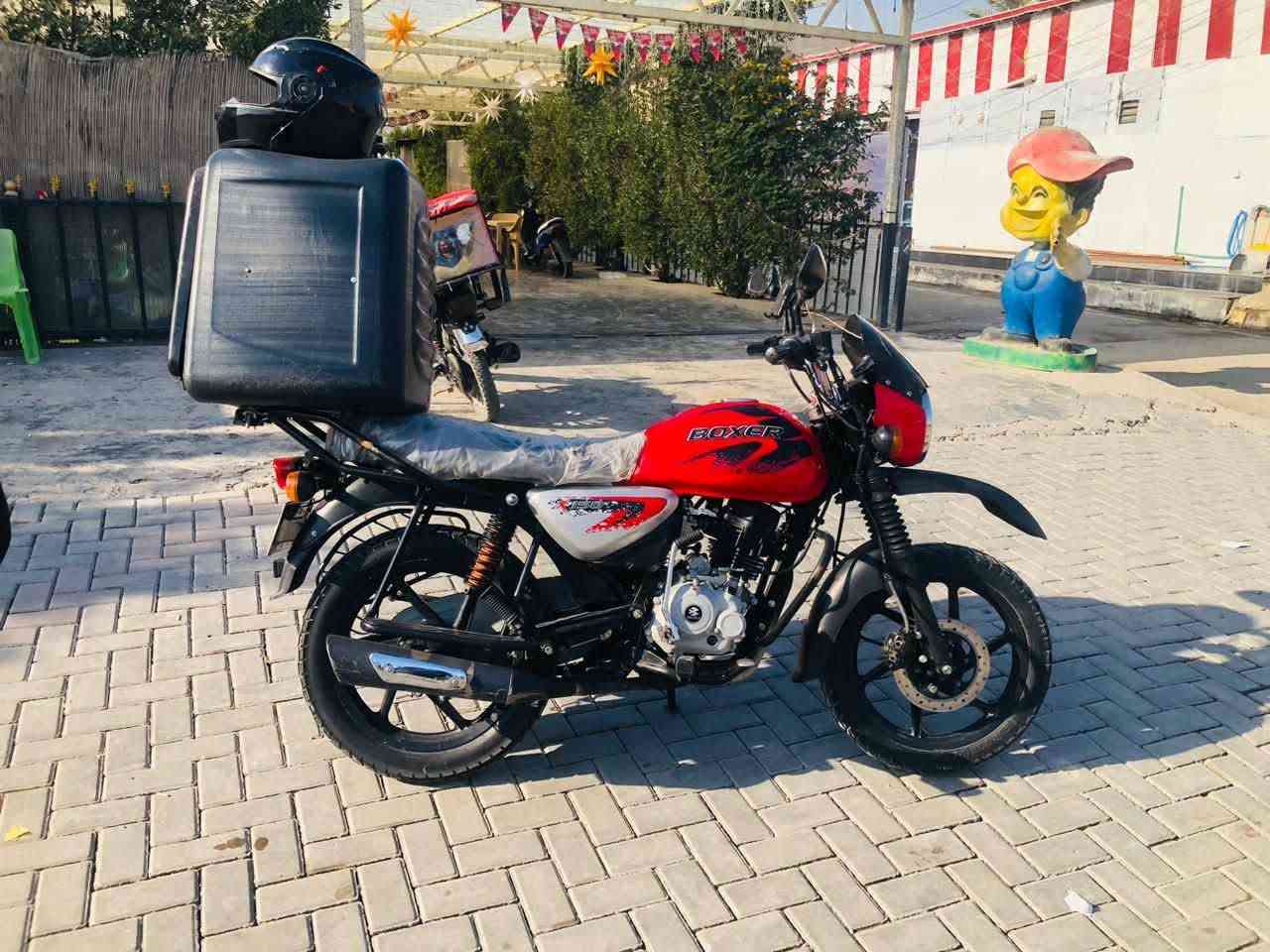 للبيع بوكسر مرقمه كامه كفاله عامة 
دراجه جديده بسمي تحويل ٢ يوم 
السعر ٢٤٥٠ وبيه شي بصيط 
مكاني بغداد بياع ***********
