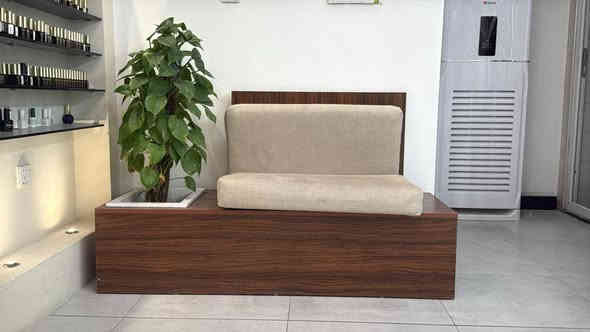 السلام عليكم مقعد خشب زان فاخر  مدمج مع حوض زرع - تصميم مودرن مصنوع من خشب الزان الاصلي المعروف بقوته وفخامته ويمتاز الشكل بخطوط بسيطه ويضيف لمسه طبيعيه للمكان بدمج النباتات مع الجلسه السعر مليون و200 وبي مجال بسيط العنوان بغداد المنصور 
***********
