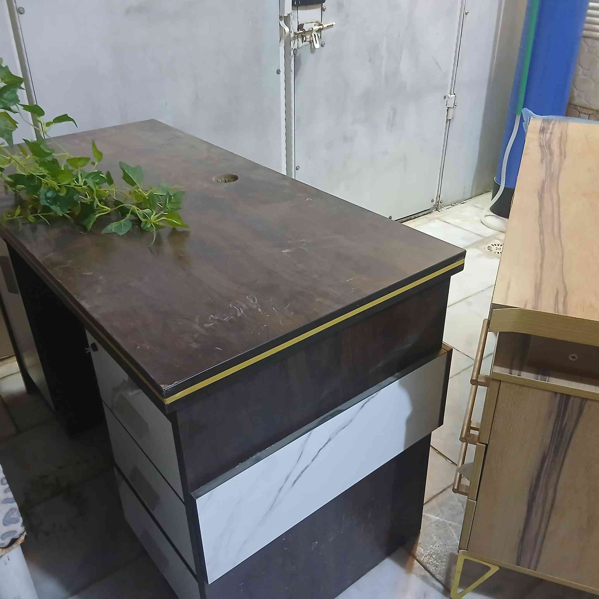 ميوزة مكتبية بحاله جيده مع كاونت وكرسي وجهاز جري للبيع المكان النجف حي الجامعه للاتصال ***********
