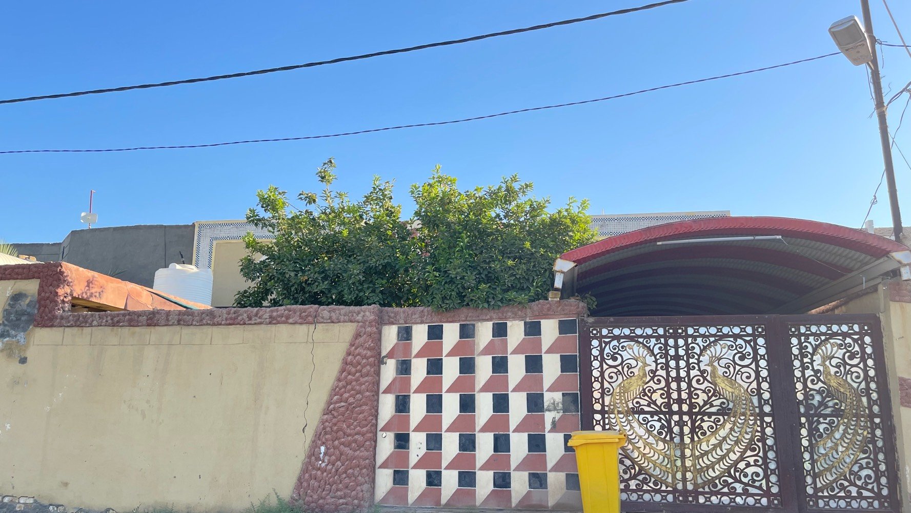 دار للبيع فقط
مساحة 327متر   سند 25 ب اسمي يحتوي البيت ع غرفتين نووم  والاستقبال  وهول ومطبخ مجمع صحيات داخلي وخارجي ومخزن طابق ثاني البيت صب كونكريت  بناء حديث سنة 2020 طابوق  وتتوفر جميع الخدمات والشارع 8متر   مكان حلة منطقة الرشدية  السادة الزوامل يبعد عن شارع العام ب 400متر  ل  الاستفسار ***********