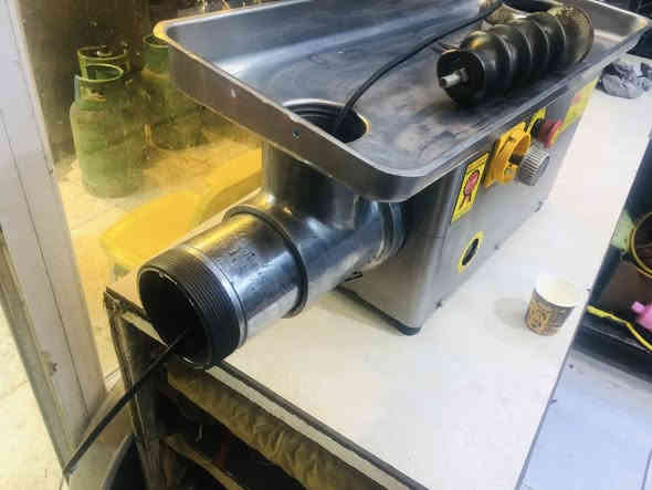 سلام عليكم مكينه ثرم الحم حجم 32 البيع سعر 600وبيه مجال عنوان بصره قبله ***********وتساب فقط
