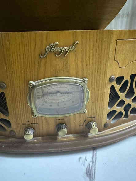 مسجل راديو انتيكا اسطوانة الاسطوانة غير شغالة الراديو فقط شغال السعر ٩٠ الف دينار ***********
