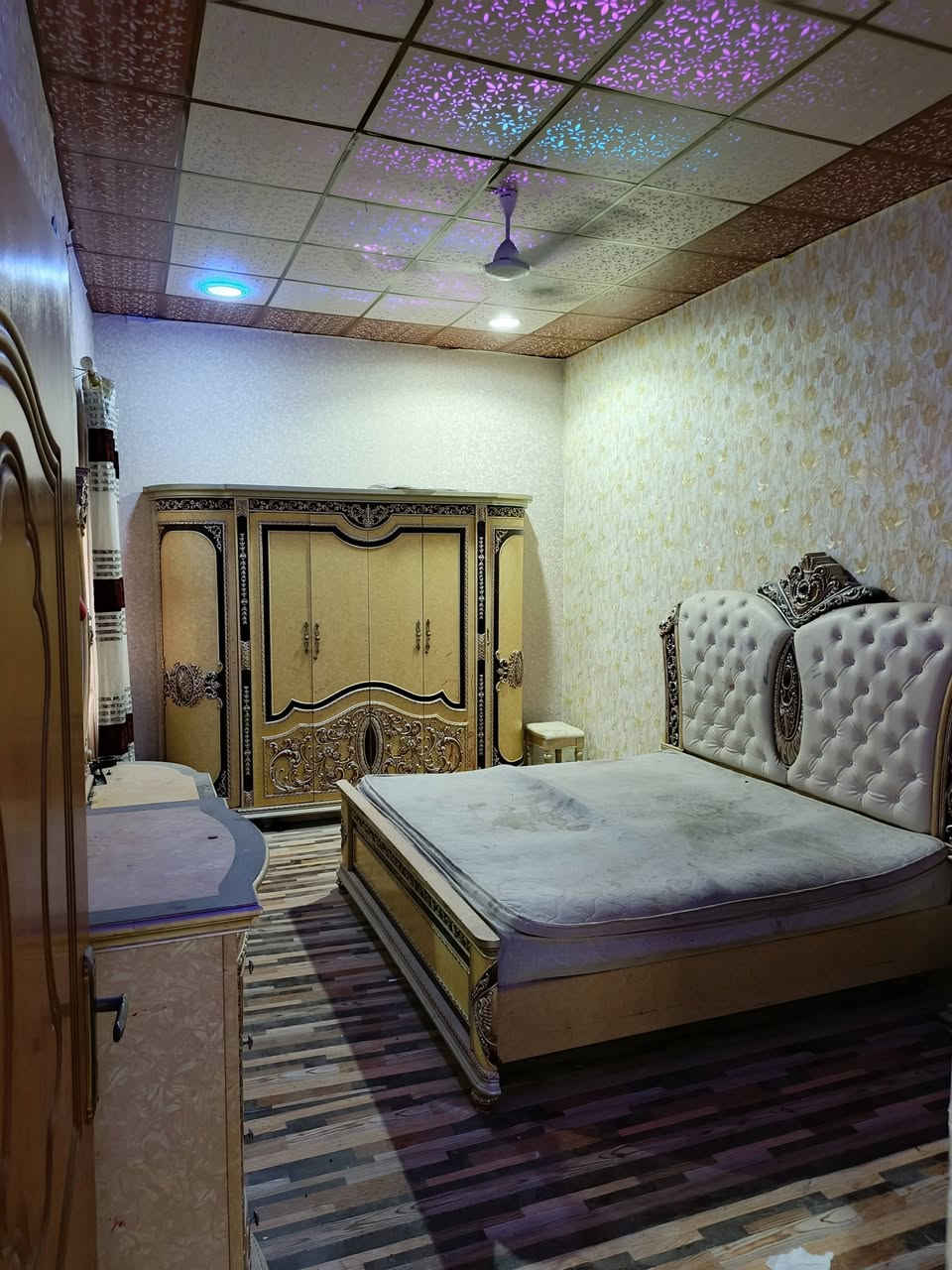 السلام عليكم ورحمة الله وبركاته 

***********
دار سكن للبيع المساحه 200 متر
 موقعه جيد على شارع تبليط 

العنوان : البصرة ابي الخصيب حمدان
 ( المعاريف ) قريب مدينة الاندلس السكنيه 

جنس العقار : طابو زراعي عراقي 
وكالة ونسخه من الطابو ومكاتبه

يحتوي الدار على غرفتين نوم وديوان وصالة ومطبخ وصحيات او صحيات خارجي او داخلي ومنور او حديقه وكراج سيارة
شارع 10 متر يبعد عن السايدين الفوك 300 متر مع توفر كافة الخدمات منطقة هدوء خدمات ماء كهرباء مجاري إنترنت ضوئي تبليط باب البيت مدارس حكومية واهلية مستوصف سوك قريب

السعر : 75 مليون او بي مجال
للاستفسار ***********
