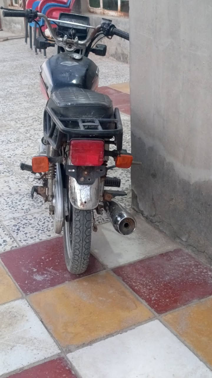 السلام عليكم دراجه سيفانا موديل 20 اوراق كامله مكينه مفتوحه بوشه وبستن دراجه نظيفه مكاني صدر الدغاره سعرها 425 وبيها مجال ***********
