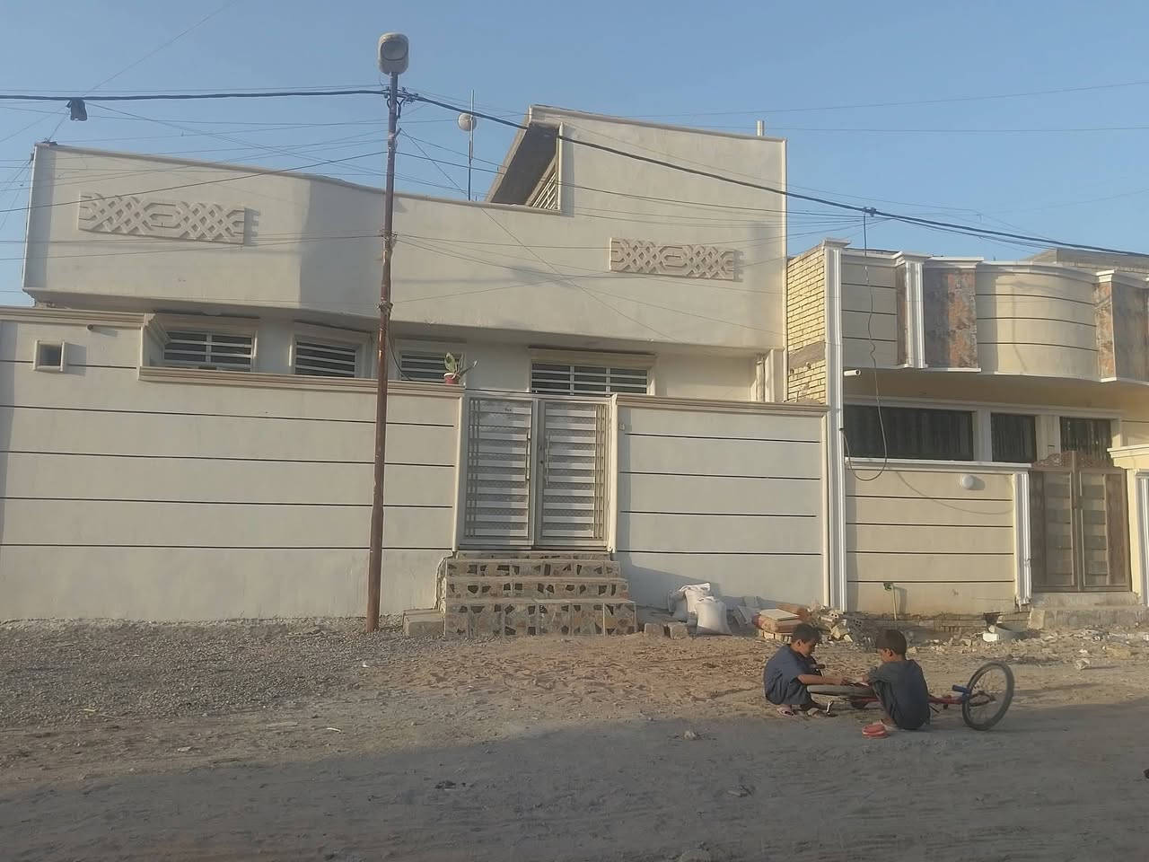 السلام عليكم من رخصت مدير الكروب المحترم بيت 100 متر طابو زراعي سند ٢٥ في منطقة سبع قصور قبل شارع ابو احمد رابع قطعة عن شارع العام الا استفسار اتصال على هذا الرقم ***********
