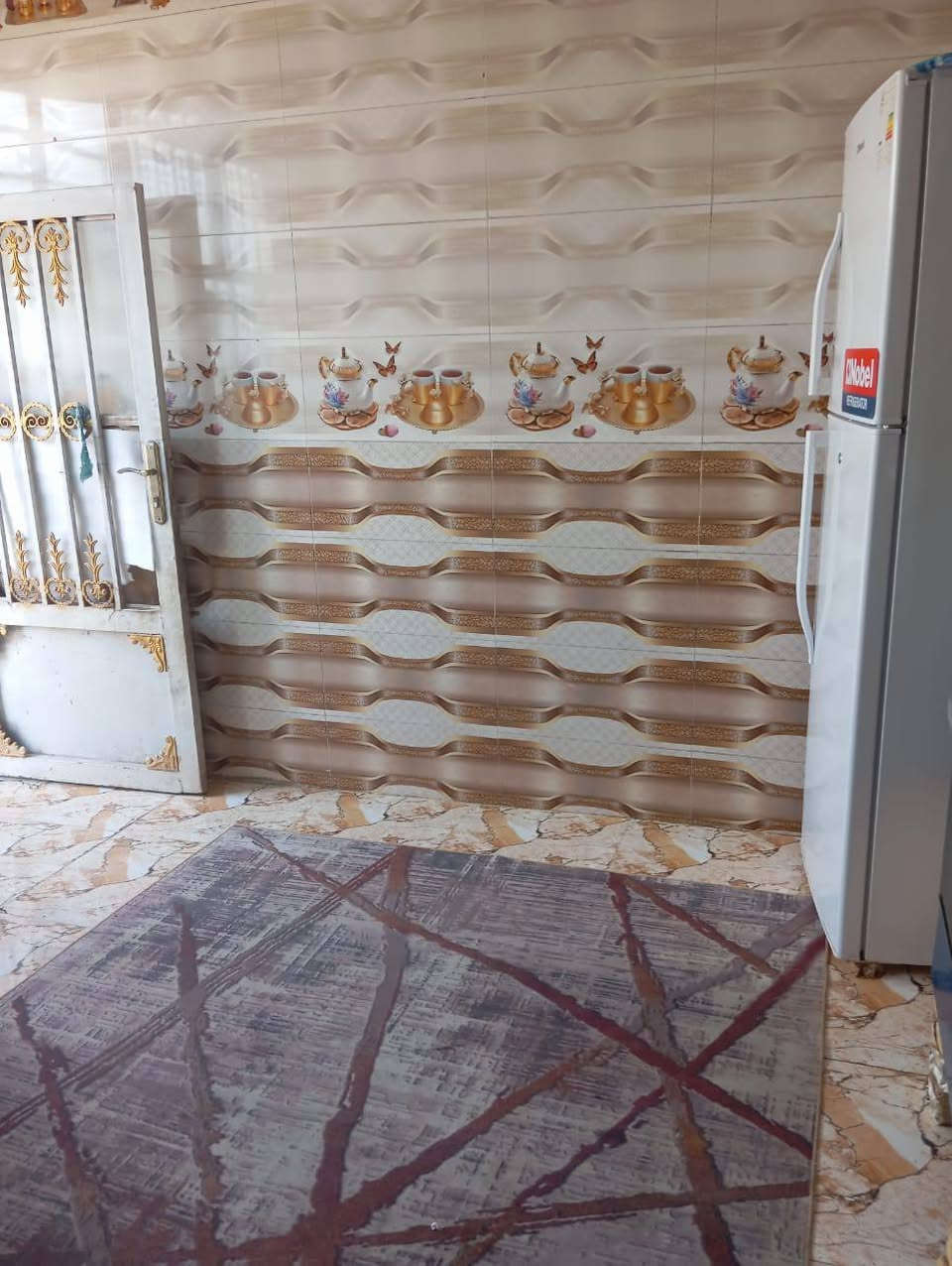 بيت للبيع بناء حديث طابوك سگف كونكريت مساحته 190 موقعه في حي الحسين طريق ابوالماش فرع الصيدليه يحتوي على غرفتين وصاله ومطبخ وصحيات السعر الاتصال على الرقم ***********
