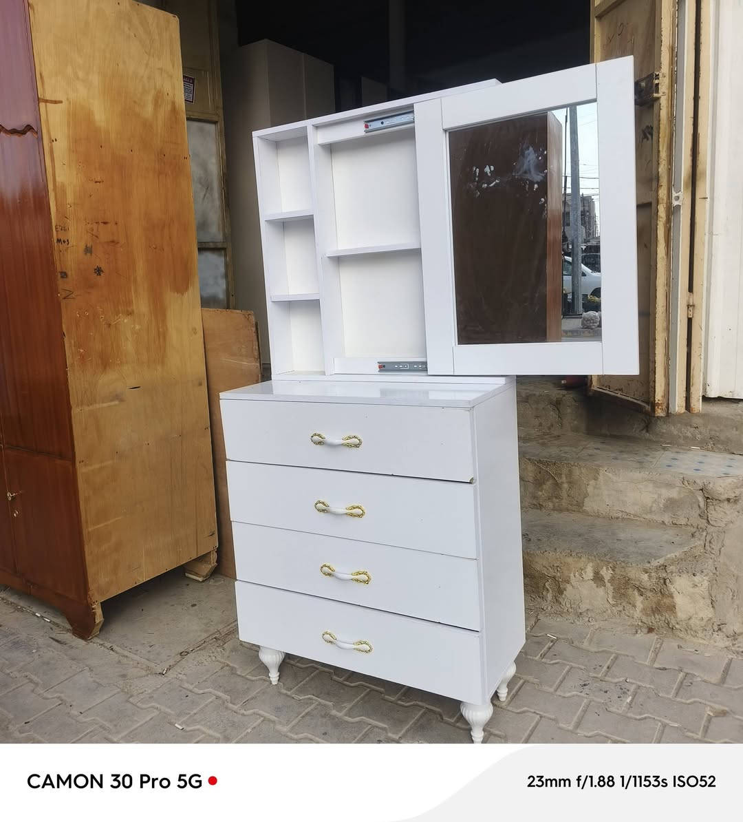 ميز مرايه كلش حلو ونضيف 
جلولاء سوق السبت 
***********
