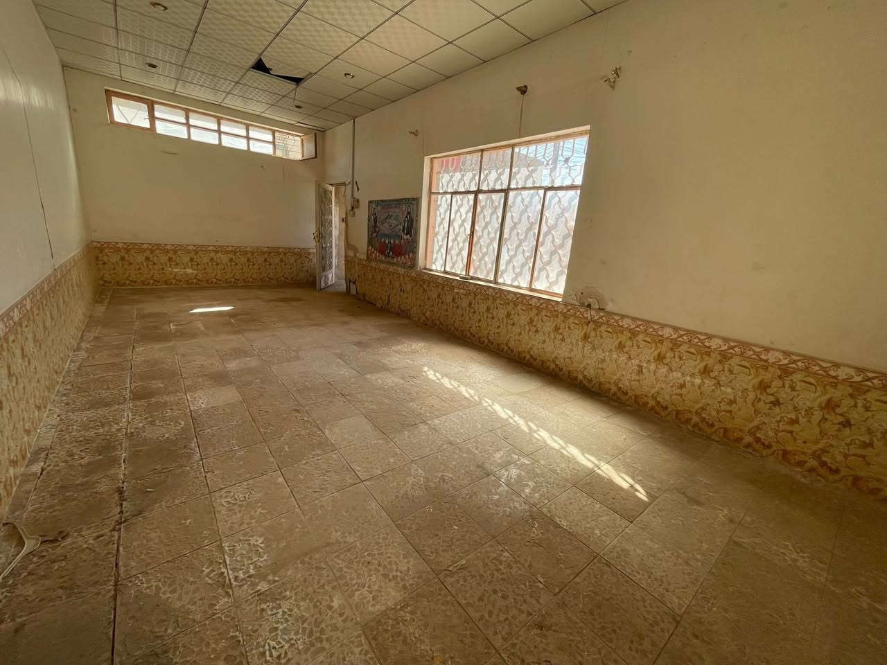 مكتب اكرم الحاتمي للعقار   ***********
==================================

  دار للبيع المساحة 260 متر ركن طابو صرف  

حي ميسان قطاع 22 ركن  عرض الشارع 12 متر 

==================================
                               
   يحتوي ع /غرف عدد 3 وصالة ومطبخ وأستقبال 

وصحيات داخلية وخارجية ومكشوفة وطارمة كبيرة

            بناء طابوق والسقف شيلمان 

                البيت فارغ غير مسكون 

                    السعر 240 مليون  

للاستفسار الاتصال بالرقم  *********** وات سآب 

               او مراجعة المكتب/ اكرم للعقار

               عنوان المكتب النجف الكوفة 
  
   حي ميسان شارع الكيات مقابل اسواق حليم
