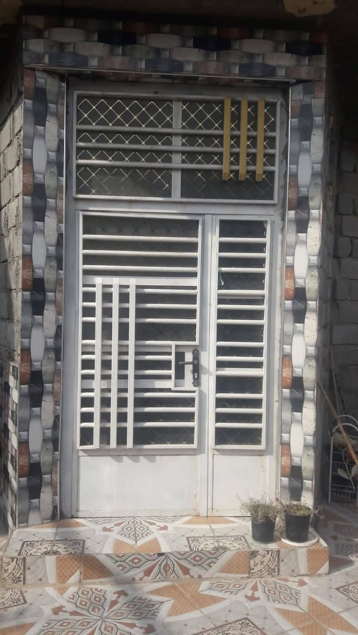 بيت للبيع البستنه حي المعلمين 
المساحه 250 الطابق الاول غرفتين
5*4 استقبال 8*4 مطبخ 5*4 هول 8*4
الطابق الثاني غرفه 5*4 +حمام 
البيت طابو زراعي سند 25 
السعر 110 مجال بسيط 
الاتصال ع الرقم ***********
