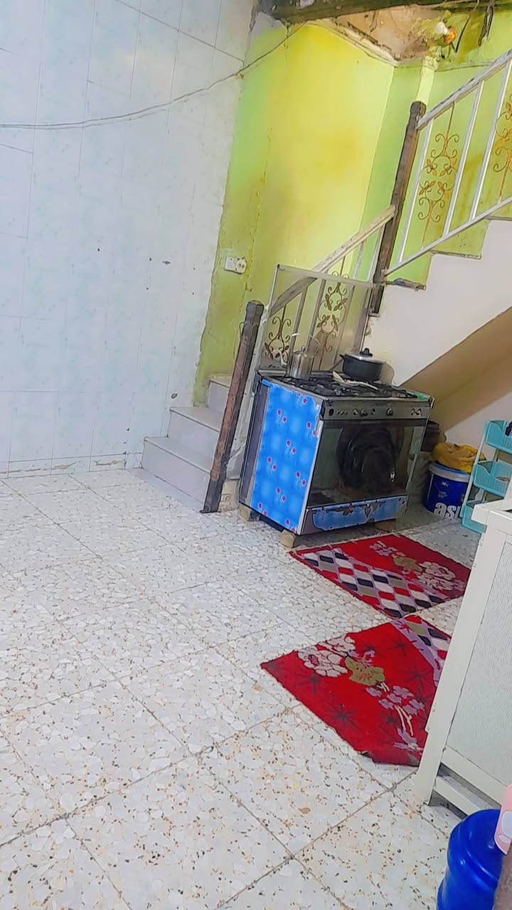 🏠 بيت للبيع في [الزعفرانية دور الشهداء] 🏠
​المساحة: [100 متر]{ طابقين) 
📞 للتواصل والاستفسار الاتصال على الرقم ( ***********)
