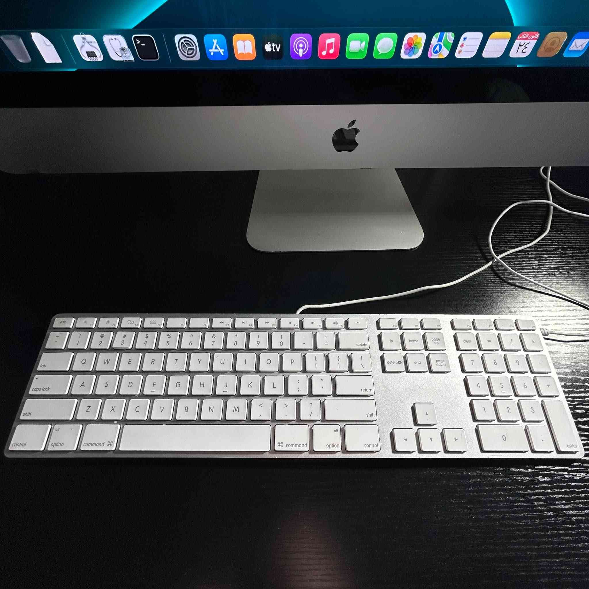 إذا تريد جهاز مكتبي فخم يجمع بين شاشة خرافية وأداء يعتمد عليه للشغل والميديا…
هذا iMac 27 إنچ Retina 5K يبقى لحد اليوم خيار ممتاز للتصميم، المونتاج، والاستخدام الاحترافي 💻✨

⸻

⚙️ المواصفات التقنية:
 • 🔹 المعالج: Intel Core i7
سرعة عالية تصل إلى 4.0GHz
 • 🔹 الرام: 16GB DDR3
 • 🔹 التخزين المزدوج:
 • 128GB SSD (للنظام والسرعة)
 • 2TB HDD (مساحة تخزين كبيرة)
 • 🔹 كرت الشاشة: AMD Radeon R9 M395X
4GB GDDR5 – أداء ممتاز للتصميم والمونتاج
 • 🔹 الشاشة: 27 إنچ
Retina 5K – دقة عالية جداً وألوان دقيقة
 • 🔹 الصوت: صوت نقي ومحـيطي

⸻

🖥️ النظام:
 • macOS Monterey
مستقر، أنيق، وسلس بالاستخدام اليومي

⸻

🔌 المنافذ:
 • 4 × USB A
 • 2 × Thunderbolt
 • Ethernet
‎ • قارئ SD Card
‎ • منفذ سماعات 3.5mm

⸻

⌨️ الملحقات الأصلية:
 • كيبورد Apple الأصلي
موديل A1243
USB + يحتوي على منفذي USB 2.0 مدمجين (يمين ويسار)
 • 🖱️ ماوس واير ضوئي
 • 🖤 ماوس باد Razer
 • 🎧 سماعات أذن
 • 📱 ستاند هاتف

⸻

🚚 التوصيل والضمان:
 • ✅ توصيل مجاني لكل العراق
 • ✅ ضمان استبدال فوري 7 أيام

⸻

💰 السعر:

880,000 دينار عراقي بغداد, العراق


**إذا كنت صاحب هذا الإعلان وتريد حذفه لأي سبب، رجاءا أرسل رسالة إلى الدعم الفني**