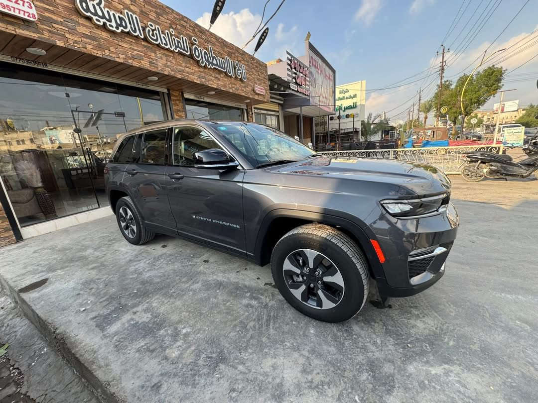 السلام عليكم
للبيع 2024 Jeep Grand Cherokee, Limited 4Xe
عداد :25.000ml
داخل جلد أسود
بانوراما
تحكم بالستيرن
شاشات عدد 3
شاشة كبيرة
كراسي امامية كهرباء
ميموري كرسي السائق
تدفئة مقاعد امامية
تدفئة مقاعد خلفية
تدفئة ستيرن
خاصية دخول بدون مفتاح
كاميرا خلفية
رادار امامي 
رادار جانبي
تحديد مسرب 
مثبت سرعة تفاعلي
تشغيل عن بعد
باب الصندوق كهرباء
نظام STOP/START ENGINE
نظام صوت ALPINE
حساسات خلفية
اوتو بريك خلفي
هاند بريك كهربائي (بصمة)
اضوية امامية LED
اضوية امامية زينون عالي/واطي
كشافات ضباب زينون
4 وضعيات قيادة
اضوية خلفية LED

موقع السيارة: بغداد
للاستفسار :***********
                                                ***********
