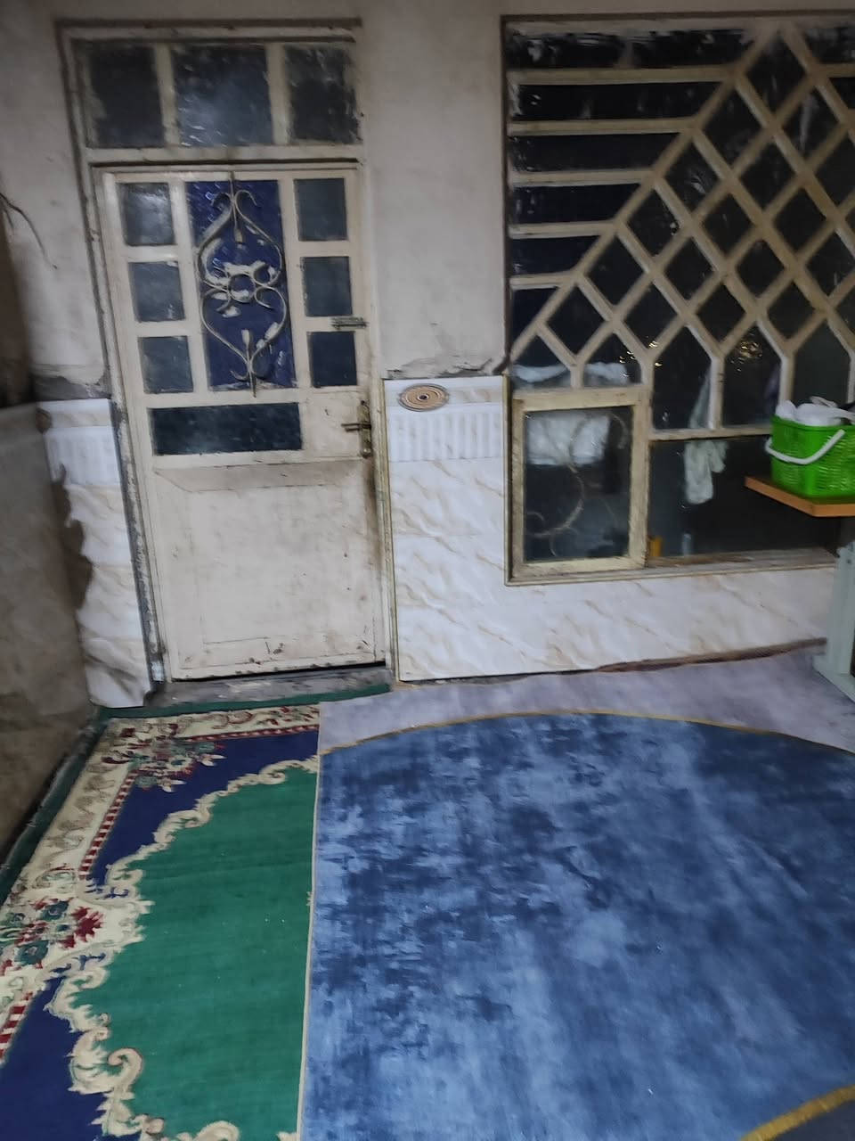 بيت للبيع المساحه 220م غرفتين وصاله ومطبخ وصحيات وستقبال وطارمه صب كونكريت قرب المستوصف نجف الاشرف حي الرحمه مراجعة مكتب الخزعلي للعقار ***********
