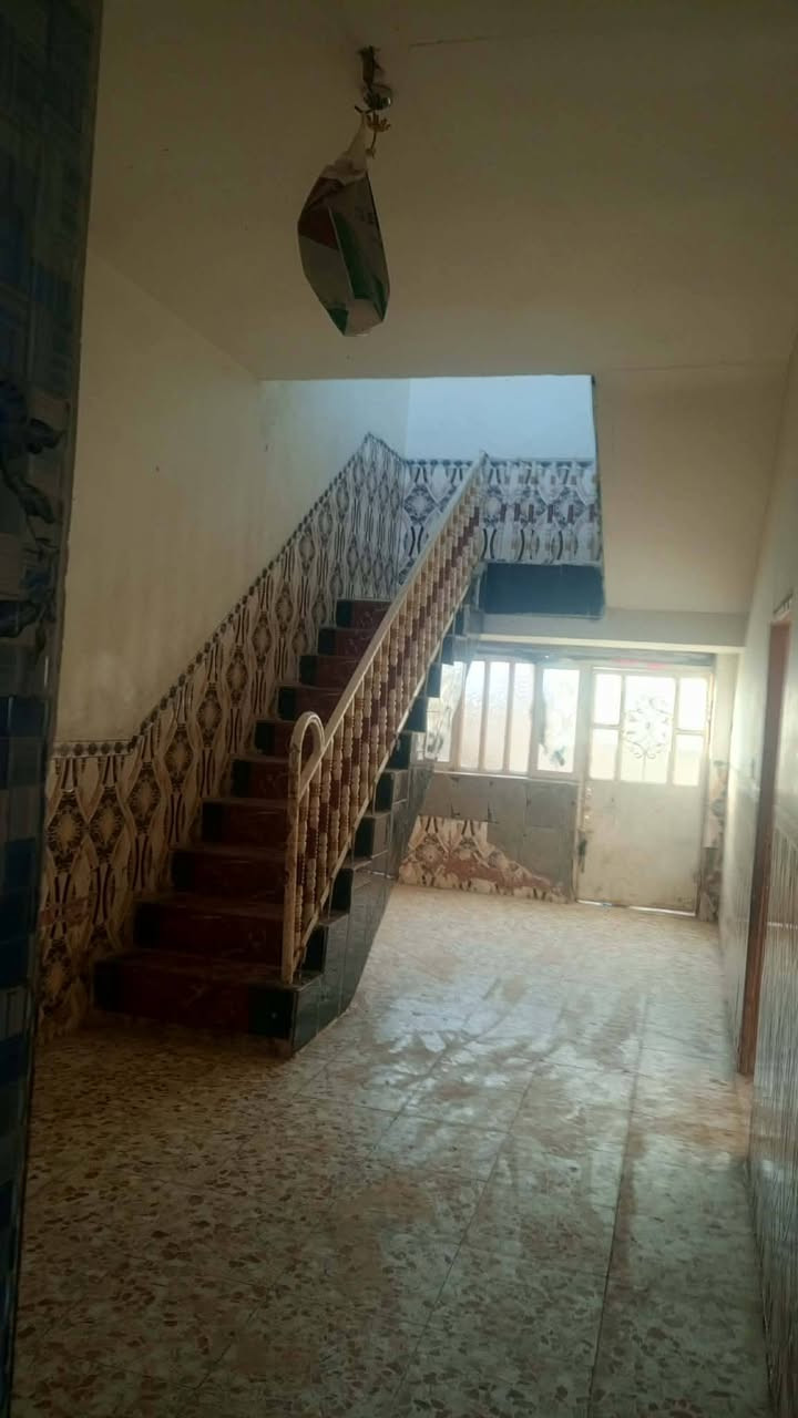 سلام عليكم بيت البيع في حي الغدير قرب مدرسه النوار 
الهليه اتصال عل رقم *********** واتساب المساحه 125
