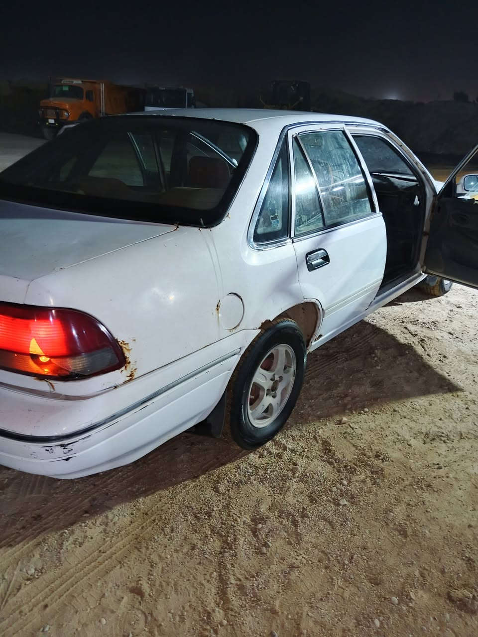 سلام عليكم ورحمة الله وبركاته 
سيارة برنس فراشة 96 مكينه لاتبخير ولاتنقيص كير أوتوماتيك شواصي بلادية رقم بغداد انكليزي جديد سنويه ل30 تحويل ثاني يوم سيارة يرادلها ترتيبات كماليات فقط الصبغ بنيد وباب السكن فقط والباقي بلادية سعرها 35 وبيها مجال مكاني بغداد الطارمية 
الاتصال ***********
واتساب ***********
