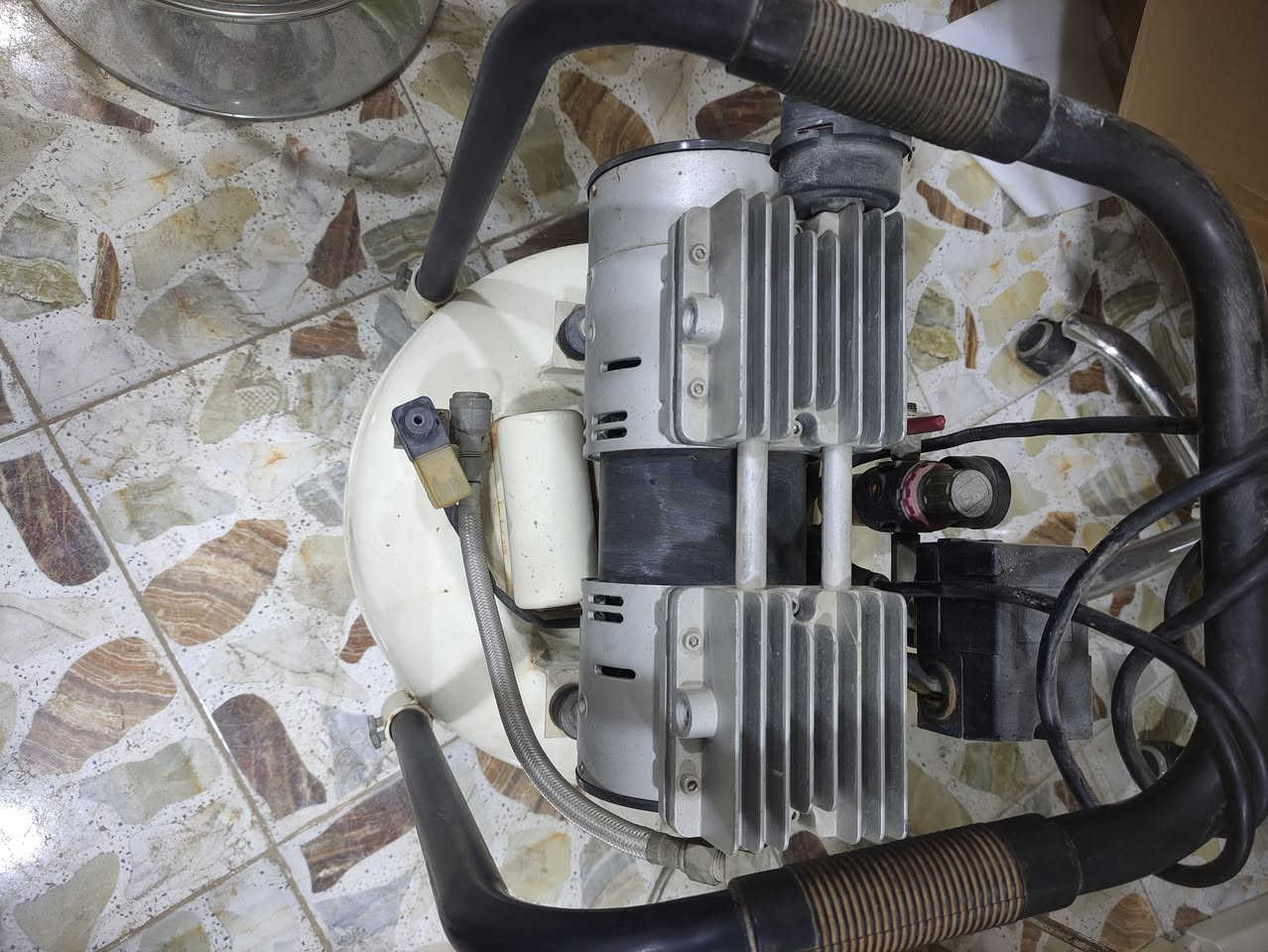 السلام عليكم 
عيادة اسنان للبيع 
تتكون من 
1- كرسي اسنان نوع زاين 
2- كمبريسر 35 لتر
3-اوتكليف كلاس b نوع وسون
4- جهاز تبيض بعدة بالكارتون
5- جهاز ابكس لوكيتر بالكارتون
6- روتري بالكارتون 
7- خلاط حشوة 
8- ادوات قلع 
بسعر جدا مناسب 
واتساب ***********
