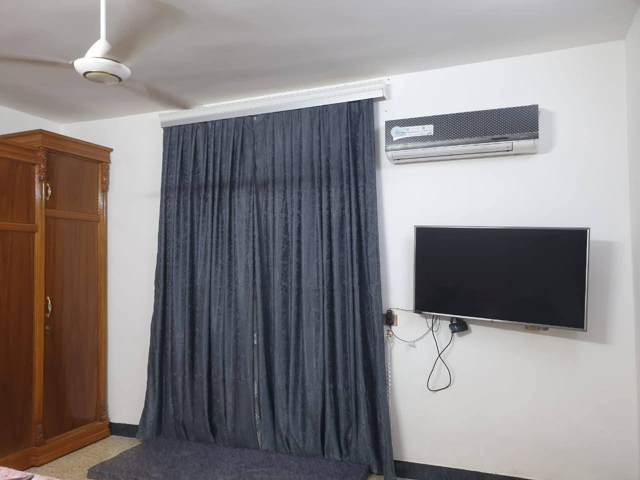 السلام عليكم بيت في الخالدية قرب مستشفى الرشيد المساحة ٣١٨ ومعه اربع سبالت ومرجوحه بالحديقة  التواصل  ع الرقم ***********
