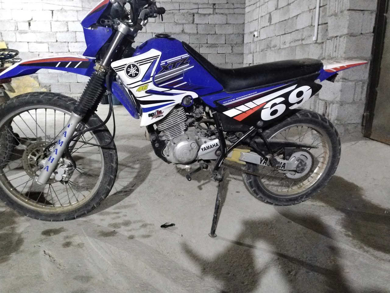 قفاز يابني يومها بلاديه مابيه كل نقص مكينه خرسه صلانصه صوت كهربيات كله شغاله وبلاد مابيه اي نضح او نقص ورقت الرنبه ومكاتبه فقط اوراق اليبان هم وياه السعر مليون وربع بيه مجال حك لجيه *********** مكان كربلاء
