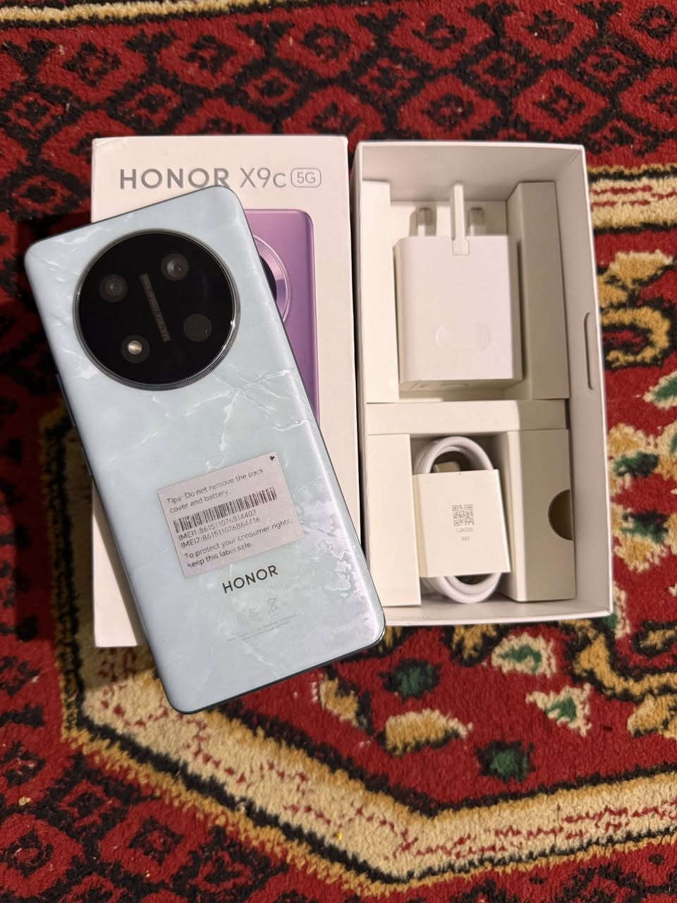 السلام عليكم

هونر x9c  
 لون مميز  
استخدام قليل 

ذاكرة 256 عشوائيه 12 
ملحقاته كامله سعره  300 وبيه مجال بسيط 
للتواصل 
***********
مكاني كوت
