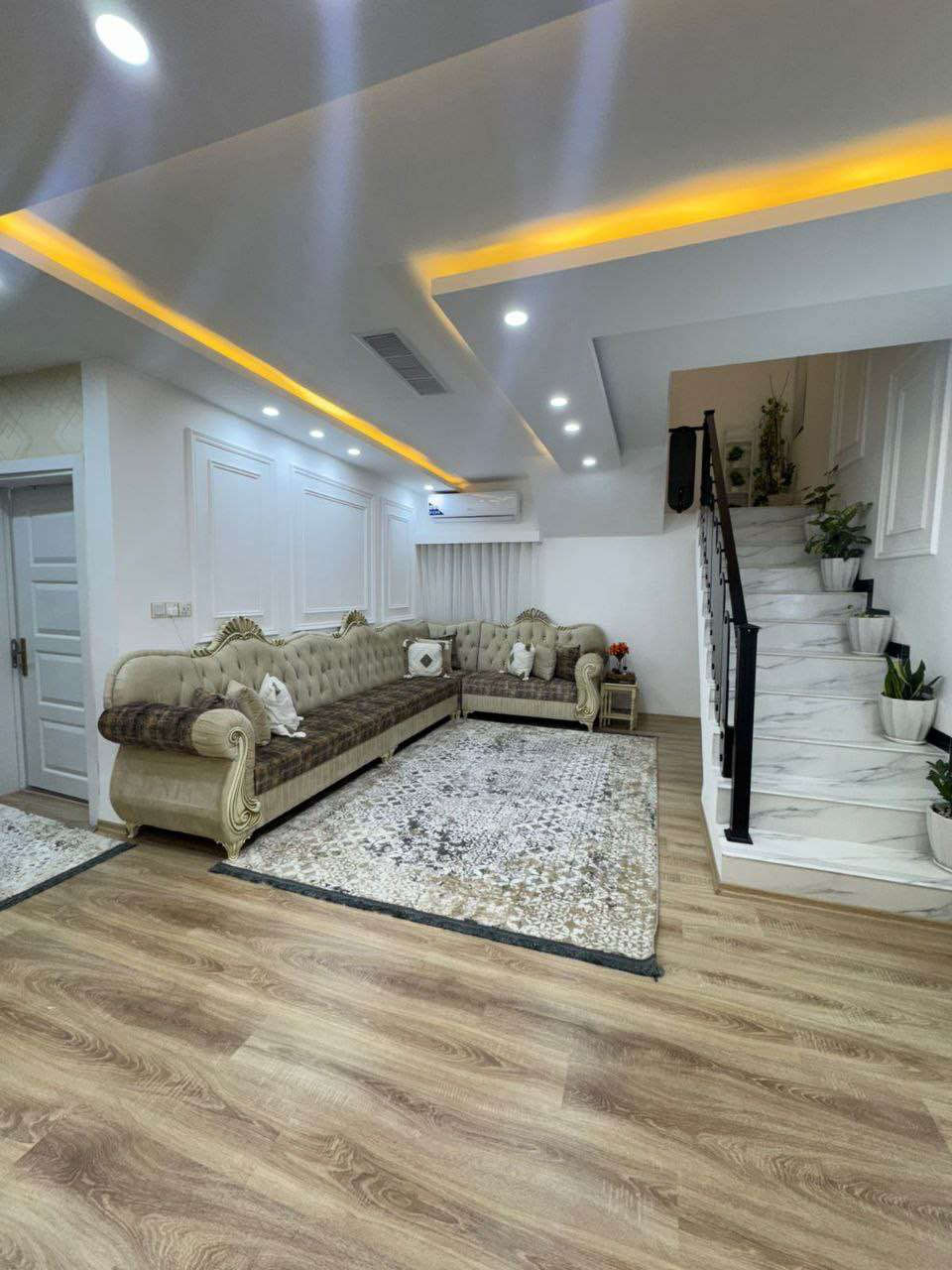 بيت للبيع في اربيل مجمع لاوان ستي
المساحه 200 م 
طابقين 
يتكون من 

غرف نوم عدد 4 ( فيها غرف سويت ) 

#التمليك لكل شخص يحمل الجنسيه العراقيه
 السعر 12 دفتر ونص 
متبقي عليه قسط 
***
خانووی  بۆ فرۆشتن لە لاوان ستی 

ڕووبەر 200م 

دوو نهۆم

پێکهاتووە لە : 

4 ژووری نوستن (هەندێکی سویتە ) 
****
رقم الاتصال او واتساب
***********
***********
*********** أربيل, العراق
