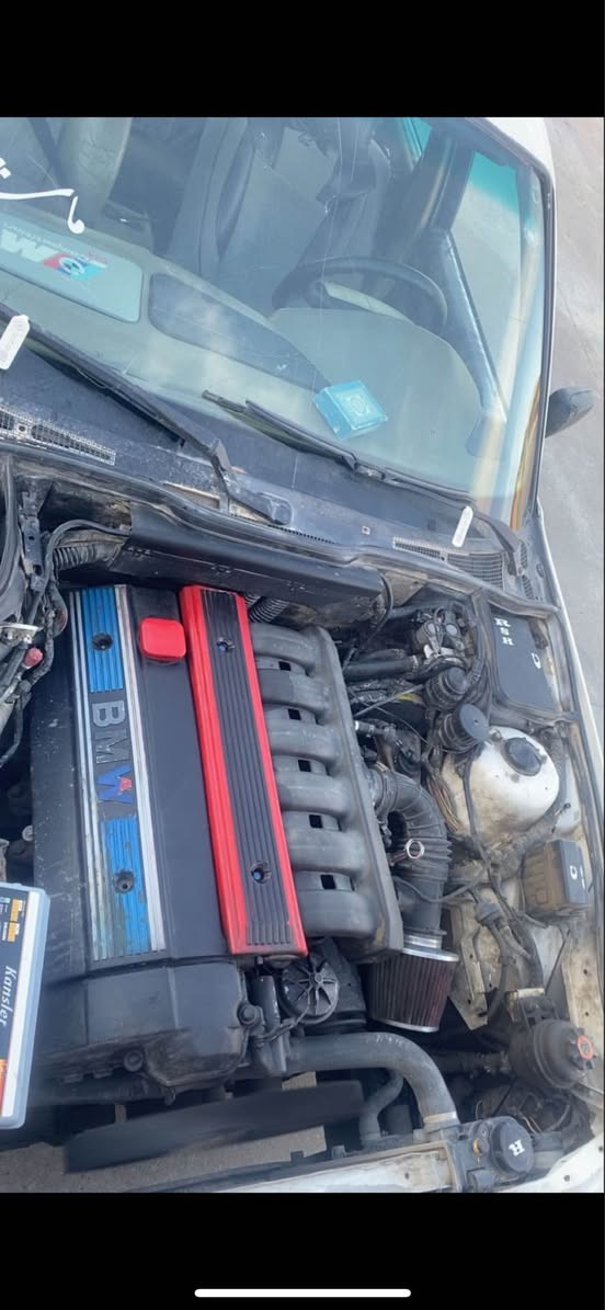 BMW 525كبس 
سعر32 ماتوقع اكو هيجي سعر بس محتاج فلوس ( ومطلوبه غرامات4 ورقات يعني سعرها 28  ورقه قففل!)
سياره كلها بشرط محرك شرط 
كير شرط جاترك 
تبريد شغال 
سياره كاعده ومنصوبه 
كير عادي 
جامات كهرب سياره مكفوله وشرط التحويل ماكني اربيل 
رقم لتوصل *********** أربيل, العراق

