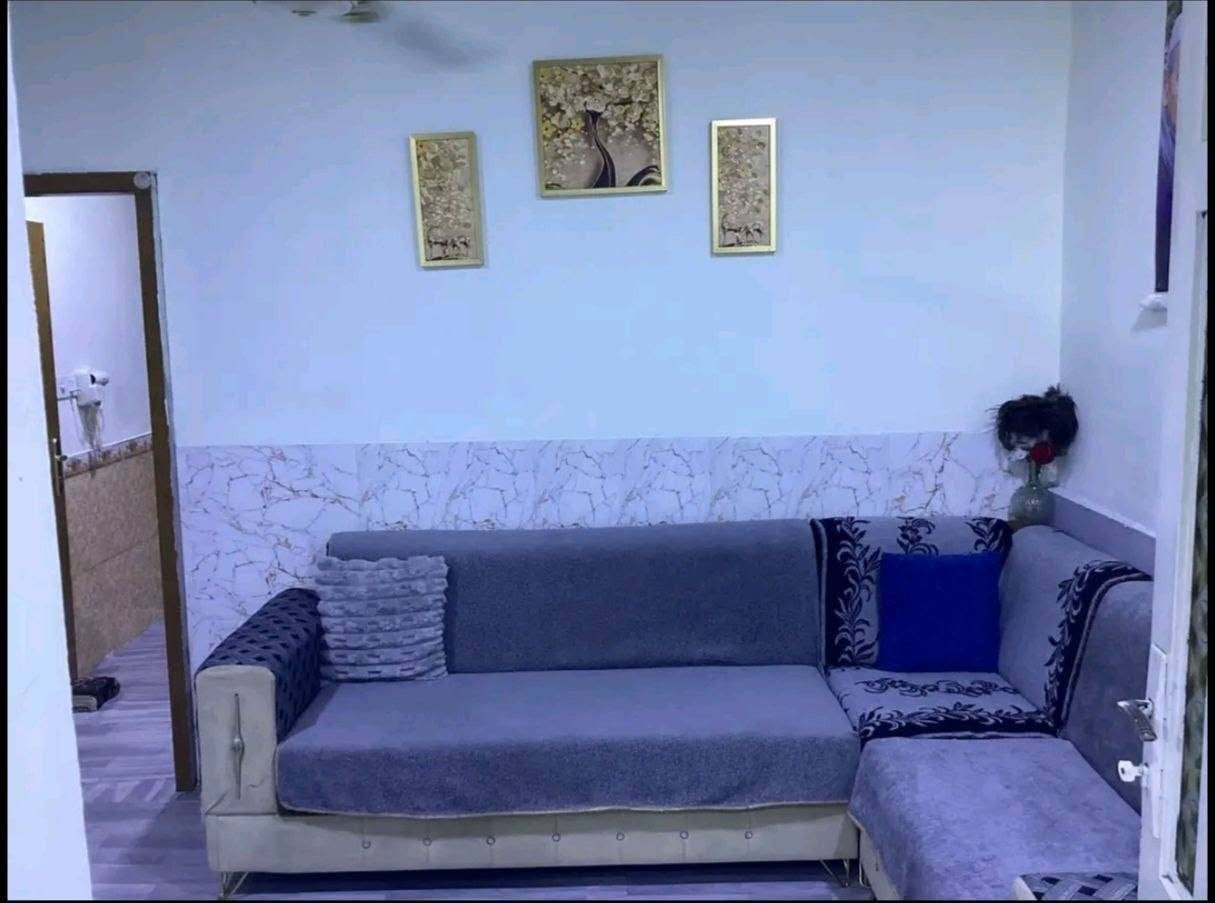 الدار للبيع مساحة 46متر بل طاقة حي الجزيرة
واجهة الدار 4 ونص نزال 10وربع
شارعه 10م 
طابق واحد صب مسلح
يحتوي على غرفة وصالة ومطبخ وصحيات فقط
الاتصال او واتساب ***********
