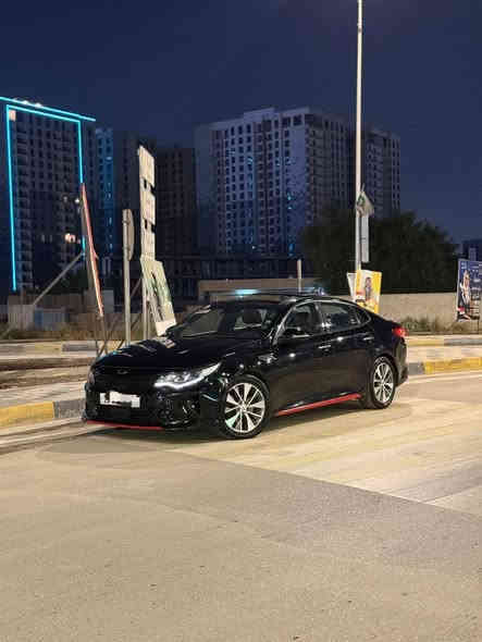 كيا أوبتيما 2016 SXL تيربو 🚀 فول مواصفات
المحرك:

 • 2000 تيربو

 • دبل كزوز

 • 3 طكات بانوراما

الكاميرات والحساسات:

 • 5 رادارات (أمامي + خلفي بالدعاميات)

 • 5 كاميرات شاملة

 • كاميرات جانبية بالمرايات

 • كاميرا خلفية

 • كاميرا علوية بالقمارة

 • 4 كاميرات 360°

 • حساسات أمامية + خلفية

 • بصمة حساسات خلفية

 • نقطة عمياء

 • تبريد قطعتين منفصل

 • كشنات جلد

 • داخلية قرميدي

 • كشنات كهرباء + تبريد + تدفئة + مساج

 • كشنات خزن (ميموري) 3 وضعيات

 • أوتو هولد

 • 3 وضعيات قيادة

 • بردات خلفية

 • دخول ذكي

 • بصمة أبواب

 • مرايات كهرباء شفط

 • جنطة ذكية تنفتح عن بُعد

 • الجام ذكي حساس للطوارئ (إذا شي قدام ينزل تلقائي)

الصوت والإضاءة:

 • سماعات Harman Kardon عدد 10 + 2 دمام أمامي وخلفي

 • لايت LED Dynamic دوّار مع الستيرن

الإطارات:

 • ويل 19 بلادي كروم

السلامة:

 • تحديد مسار

 • توقف تلقائي

 • مثبت سرعة ذكي مع رادار

 • شاشة أعطال

 • حساس ماء الزجاج

المسافة المقطوعة: 85,000 كم

⸻

الحالة:

 • صبغ: جاملغ + بنيد + جاملغ ثاني فقط رش

 • بدون دواخل

 • شواصي ولغود سليمة 100%
 السونار موجود بي تفاصيل كامله

⸻

السعر: 122$ – وبيهه مجال بسيط

📞 ***********

📍 الموقع: الدورة
