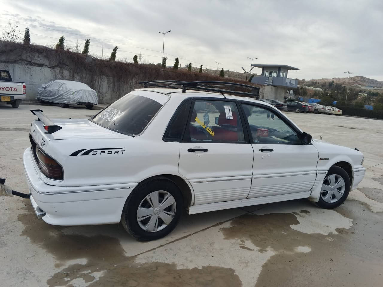 گڵاند مەکینە 63

مۆدێل 1995

لێدراوی هیچ نیە
 
گێڕو مەکینەی بە شەرت

کارەبای و فلچە و تەبریدی گەرم بەشەرت

سەنەویەیە وەکالەی عامی بۆ کراوە

سەیارەکە زۆر پاک و بێ کێشەیە 

بۆ پەیوندی کردن 

***********
