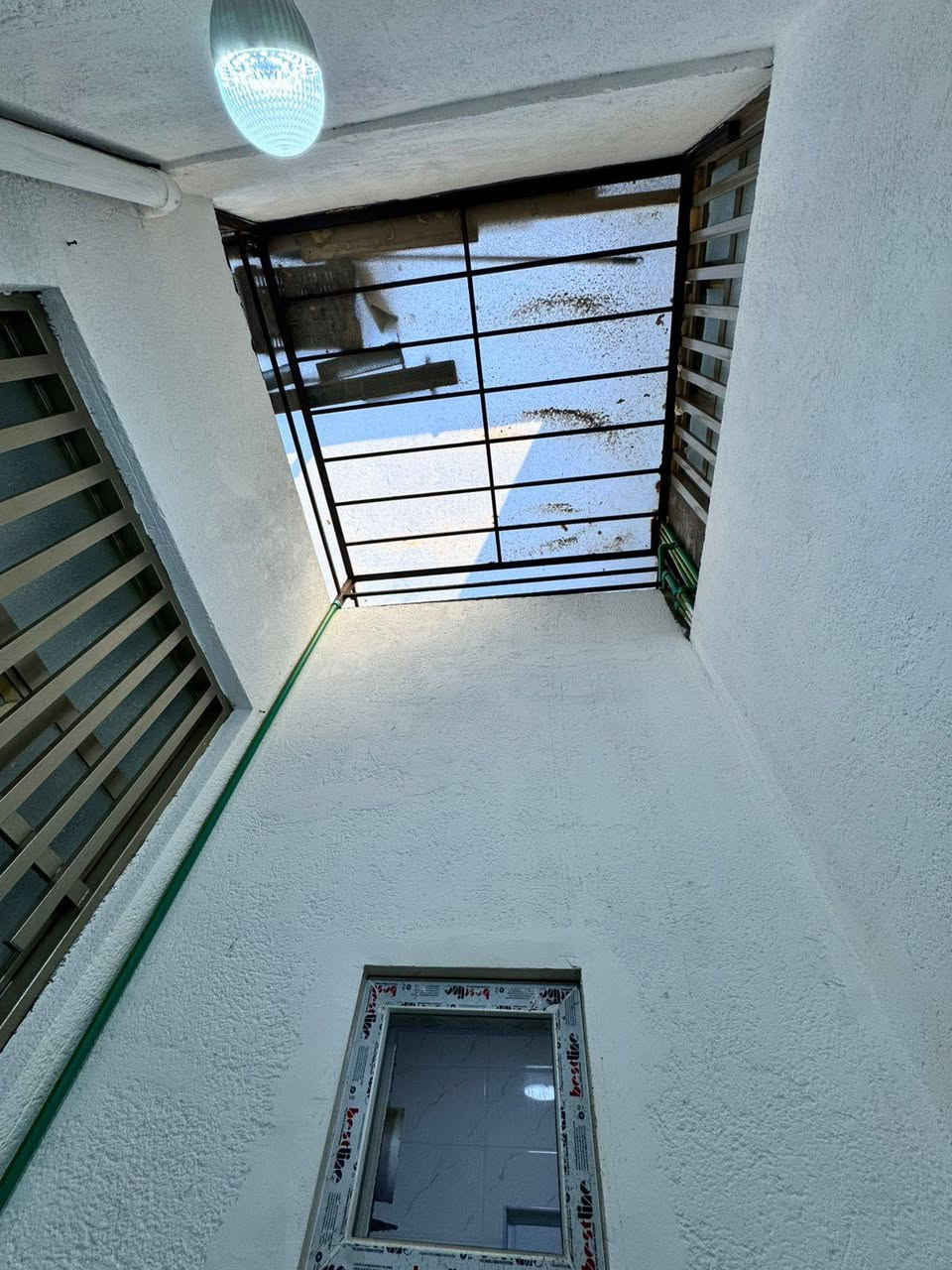 بيت للبيع ١١٠ متر واجهته ٥ ونص طابق واحد حديث قطاع ١٦ خلف التجاري قرب مركز حي العسكري 
غرفه صاله مطبخ حار أو بارد  استقبال صحيات داخليه و خارجيه
ينباع نقد وينباع مبادره 
***********
***********
