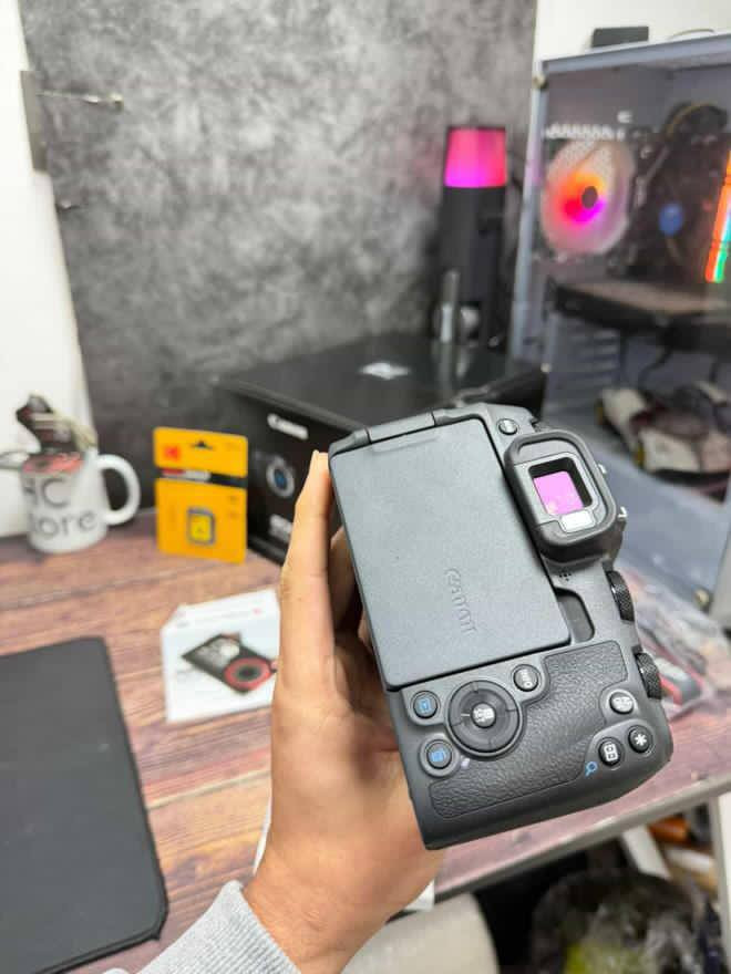 ⁨	⁨	⁨	📸 Canon RP Kit + عدسة 24-105mm الأصلية
كامرة Canon EOS RP مع عدستها الأصلية بحالة شبه جديدة جداً — استخدام خفيف جداً.

🔹 الحالة: شبه جديدة (كل الملحقات أصلية ولم تُستخدم)
🔹 عداد الشتر: فقط ٧ك🔥
🔹 نظافة عالية جداً

🎁 الملحقات:
• الكرتون الأصلي
• الشاحن الأصلي
• الحزام الأصلي
• البطارية الأصلية
• كتيبات التشغيل
• رام 32GB هدية 🎁

⸻

⚙️ المواصفات:

✅ حساس فل فريم بدقة 26.2 ميگابكسل
✅ تصوير فيديو 4K
✅ شاشة لمس متحركة بالكامل
✅ نظام فوكس احترافي Dual Pixel
✅ تصوير مستمر سريع
✅ حجم خفيف ومثالية للتصوير والسفر
✅ واي فاي وبلوتوث لنقل الصور بسهولة

⸻

 سعر : 1,275,000 دينار


**إذا كنت صاحب هذا الإعلان وتريد حذفه لأي سبب، رجاءا أرسل رسالة إلى الدعم الفني**