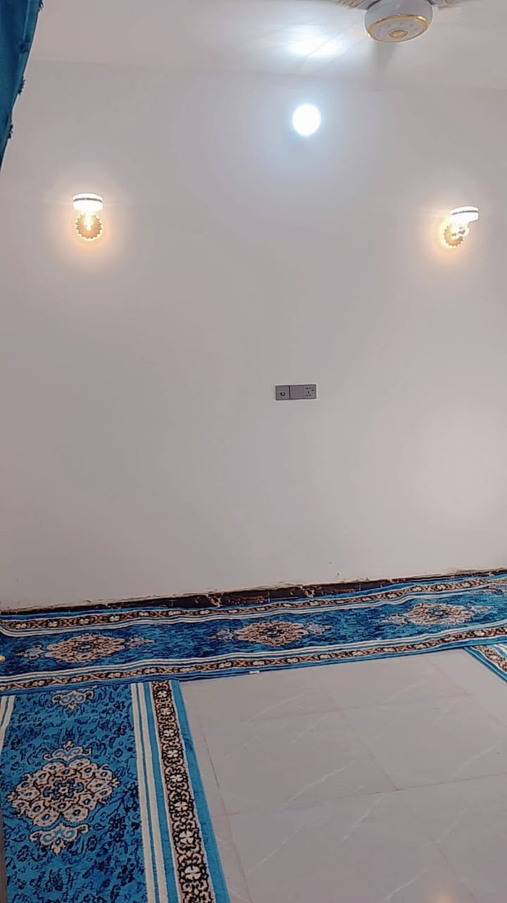 للبيع خمسين متر طابقين حي الصحة
منطقة 33 ثالث بيت عن الشارع العام 

إستقبال وصاله ومطبخ منور كبير وحمام داخلي وخارجي 

الطابق الثاني غرفه وصاله 

طابوق جمهوري صب مسلح بناء 2026

السعر 65 قابل للتفاوض 

الإتصال ***********

