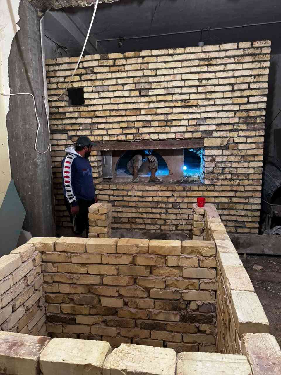 بسم الله الرحمن الرحيم
يالله يارزاق

ابو شمس الكواز

 لبناء جميع انواع وأحجام الصمون الحجري 
وافران البيتزا
وتنانير الخبز وتنانير المندي. 
لجميع محافظات عراقنا الحبيب. مهنتنا ابن عن جد

اولآ. ضمان العمل لا يقل عن 20 سنه. 
ثانيآ. العركجين مالتنه طين وفرشي.  
ثالثآ. طابوك الدبان تركي اصلي يتحمل درجه حراره 1200 إلى 1400 
رابعآ. قله في اصراف الوقود. 
خامسآ. كادر عمل متميز ومتخصص في بناء الأفران.
سادسآ. الباب والسجه والقوس من النوع الثقيل. 
للاستفسار اكثر الاتصال على الارقام. 

يوجد وتساب ***********
يوجد وتساب ***********
