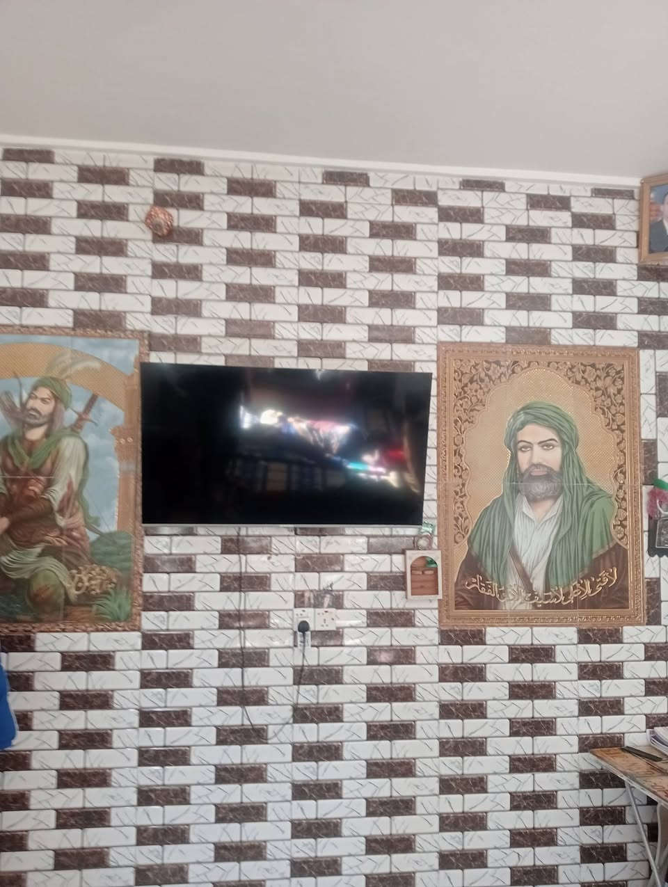 من رخصت صاحب الكروب المحترم بيت للبيع بغداد بوب الشام قرب بيت وزيره غرفتين ومطبخ  وستقبال وحولي وترك على طول الببت بياض وكاشي مي كهرباء مجاري تبليط على شرعين حديقه حمام دخلي وحمام خارجي بياض شارع التربية البيت 10في 20 واذا نص البيت السعر 90 مليون واذا نصف البيت 100متر5في20السعر50مليون***********
