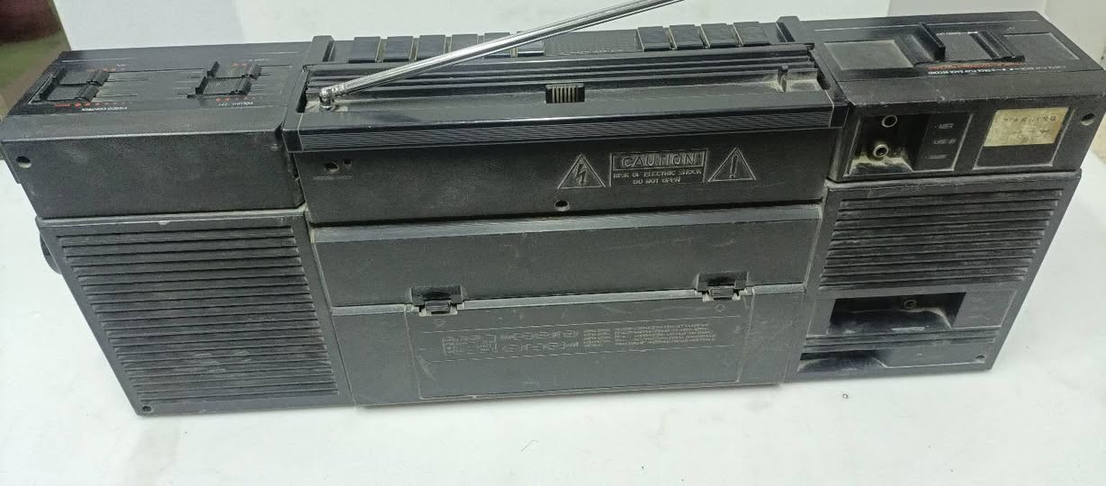 السلام عليكم..
مسجل راديو للبيع 
نوع فيليبس صناعة هولندا اصلي 
دبل كاسيت وراديو أربع موجات 
الجهاز بحاله جيده خارجياً وداخليا ولكن يحتاج إلى صيانه أبيعه على هذا الوضع مثل ما هو موضح بالصور والفيديو 
السعر ٢٥ ألف دينار والتوصيل على المشتري 
للأتصال ***********
