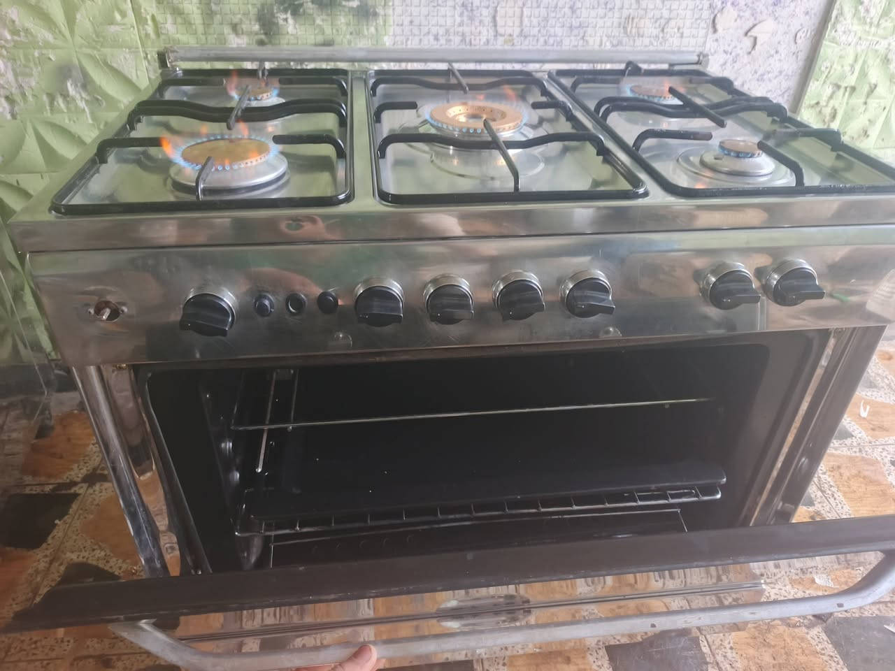 السلام عليكم
فريش مصري مجدد بل كامل شغل أيدي ضمان شهرين عل نار طباخ كلش نضيف شوفت عينك ب175وبي مجال للطيبين 
***********
