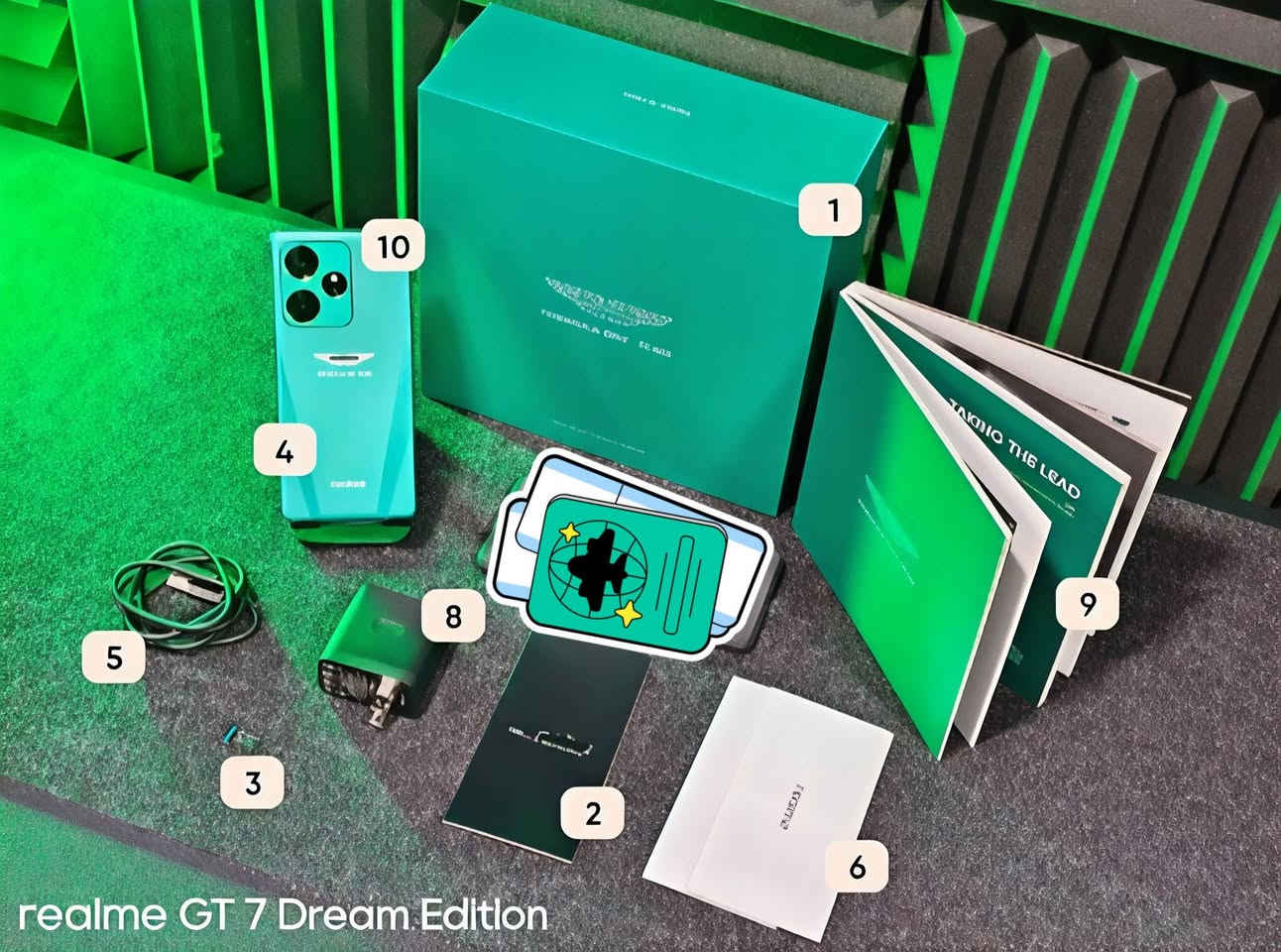 للبيع فقط 
هاتف Realme GT 7 Dream Edition هو إصدار خاص ومحدود تم تصميمه بالتعاون مع فريق Aston Martin Aramco للفورمولا 1، ويجمع بين التصميم الرياضي الفاخر والمواصفات الرائدة للألعاب
يتميز إصدار Dream Edition بتقديم سعة تخزين قصوى مقارنة بالإصدارات العادية، وتأتي مواصفاته كالتالي:الأداء والذاكرة: معالج MediaTek Dimensity 9400e بمعمارية 4 نانومتر القوية جداً للألعاب، مدعوماً بذاكرة عشوائية 16 جيجابايت RAM ومساحة تخزين داخلية 512 جيجابايت من نوع UFS 4.0 السريع.البطارية والشحن: بطارية عملاقة ضخمة بسعة 7000 مللي أمبير مصنعة من السيليكون والكربون وتدوم لأكثر من يومين من الاستخدام، مع دعم الشحن الفائق بقوة 120 واط.الشاشة: شاشة LTPO AMOLED بمقاس 6.78 بوصة وبدقة 1.5K، تدعم معدل تحديث 120Hz، وبسطوع قياسي يصل إلى 6000 شمعة لرؤية مثالية تحت أشعة الشمس.الكاميرات: كاميرا خلفية ثلاثية؛ الأساسية بدقة 50 ميجابكسل بمستشعر Sony IMX906 مع مثبت بصري OIS، وكاميرا تقريب (Telephoto) بدقة 50 ميجابكسل تدعم التقريب البصري 2x، وعدسة واسعة بدقة 8 ميجابكسل. الكاميرا الأمامية تأتي بدقة 32 ميجابكسل.المتانة والذكاء الاصطناعي: الهاتف محمي بزجاج من نوع ArmorShell، ومقاوم للماء والغبار بمعيار قوي IP69، بالإضافة لدعم كامل لمزايا الذكاء الاصطناعي realme NEXT AI و مساعد الألعاب AI Gaming Coach.
للتواصل ***********
