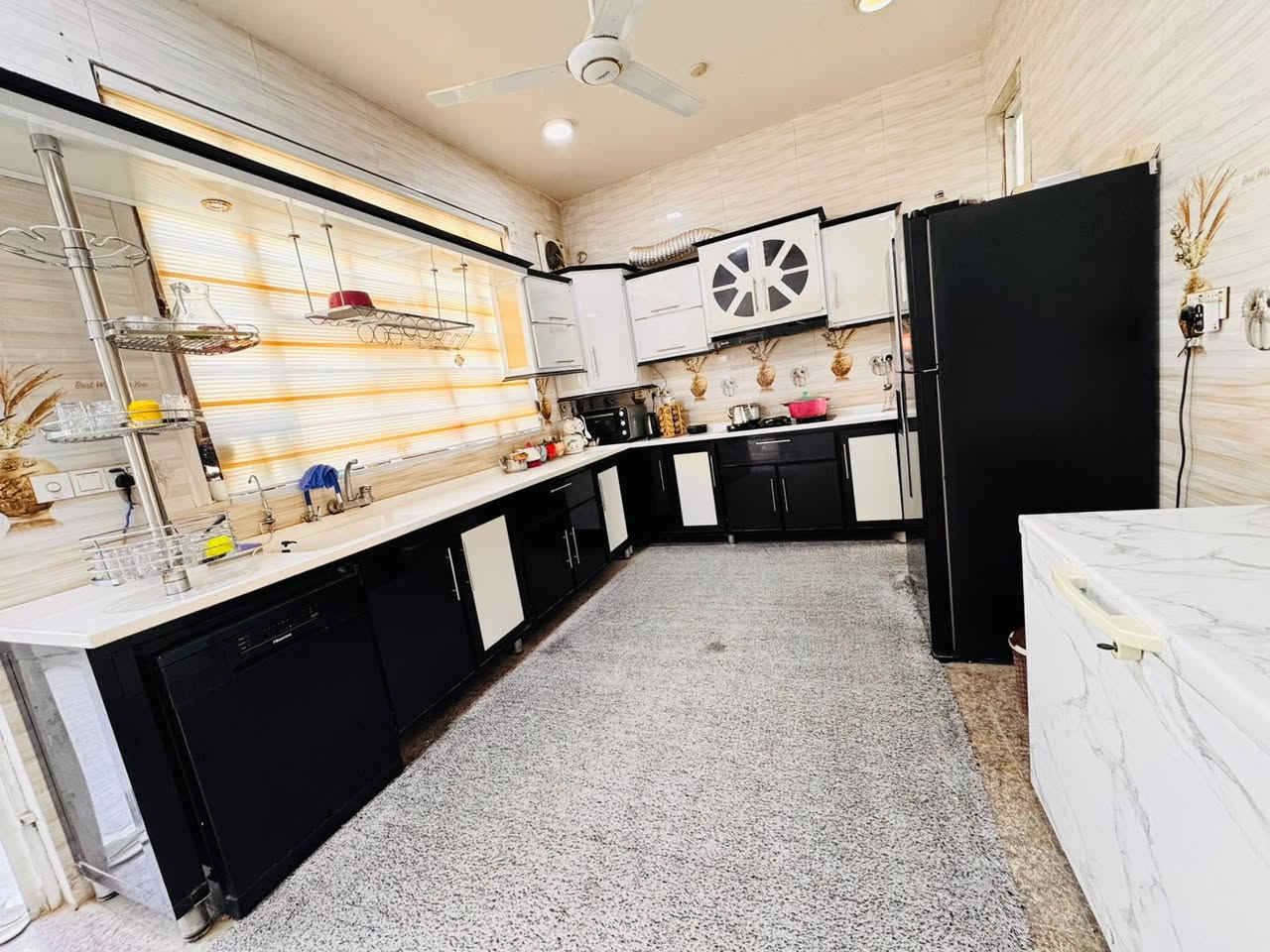 دار للبيع 
المساحه 190متر واقع حال 200متر طابقين يحتوي على 3غرف نوم وصالة وكلدور ومطبخ وصحيات 
العنوان حله جمجمه 
السعر 170مليون
للاستفسار 
***********
***********
