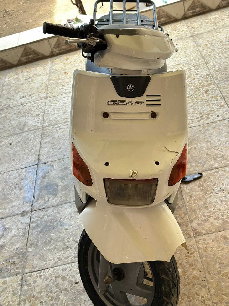 السلام عليكم
ياماها بيكم سرعة 60 دراجة حلوة ونظيفة
كل الكهربائيات شغالة شديت الها باتري جديد لكن هبط يمكن كتف الشحن لازملة تبديل وترجع طبيعية
بيها صوت بالمحرك من تمشي فوگ الـ 40 بس ما ماثر عليها 
سعرها 300 وبيها مجال قليل مكاني التنومة ***********

