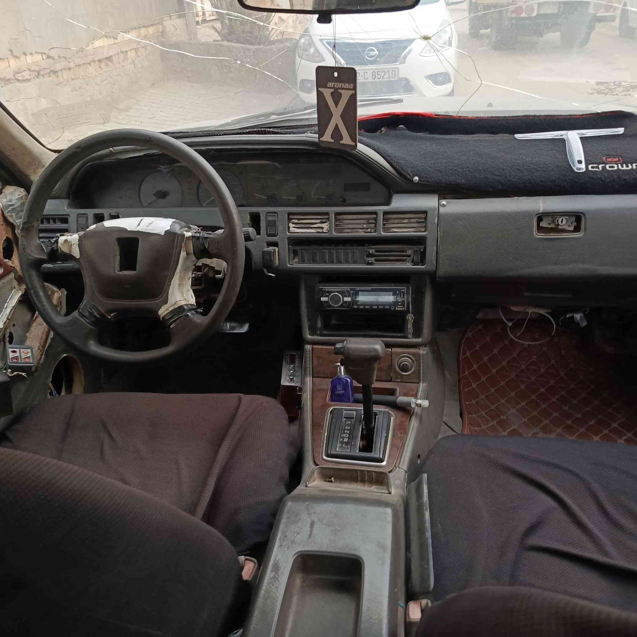 السلام عليكم 
بونتيشا للبيع محور مكينه ونجي ٦سلندر البك بيه مشكله ومشط الستيرن يحتاج تجفيت راعيه موجود مصفرة غرامات *********** السعر16وبيه مجال
