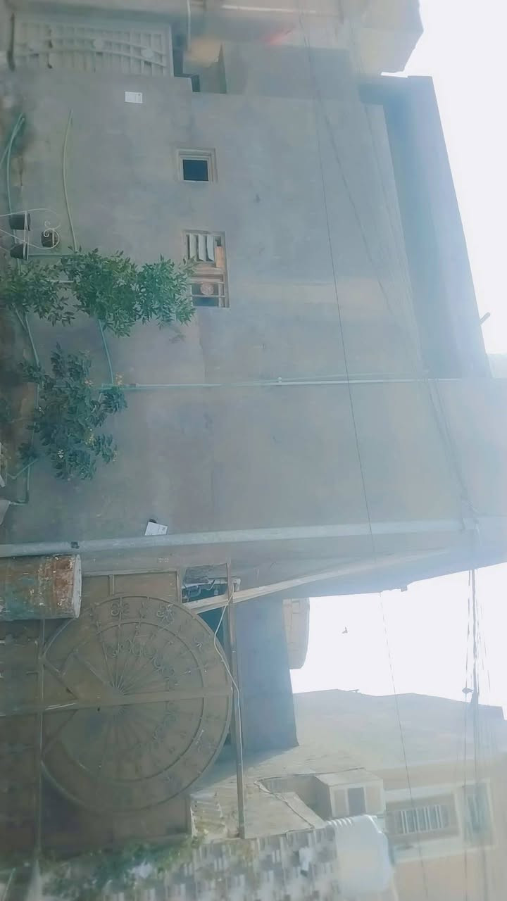 سلام عليكم بيت متين متر حي الرسالة كربلاء بي شقا ٤٠ متر طبقين المجموع ٤ غرف قريبه خدمات السعر اتصلي ***********  طابو صرف بسم المشتري مباشر للبيع
