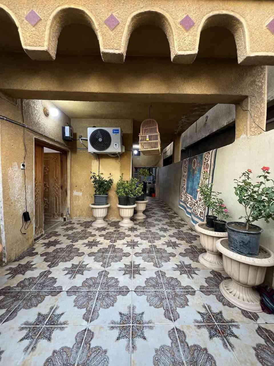 السلام عليكم
للبيع دار ملك صرف 200م طابقين في حي الشهداء 
يحتوي على أربع غرف منام و استقبال و هول وصالة ومطبخ وحمام داخلي وصحيات خارجية.
للاستفسار اكثر اتصل على الرقم 👇
*********** أو مراجعة مكتب آدراك للمحاماة والعقار أو المراسلة عبر الصفحة
