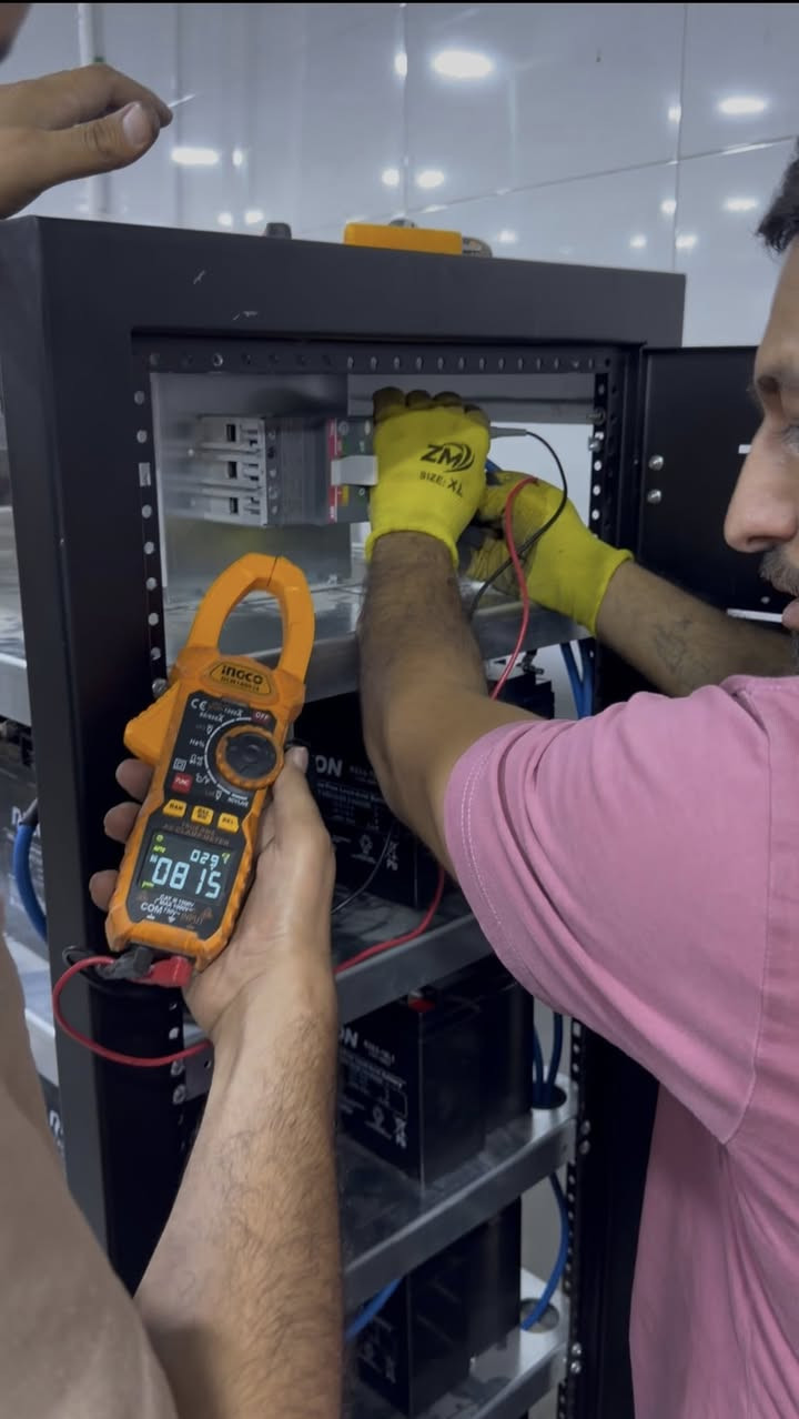 نفخر بتنفيذ وتشغيل منظومة طاقة احتياطية من Huawei UPS ثلاثي الطور بقدرة 20kVA لأحد أكبر واعرق المعامل  في محافظة كربلاء المقدسة. ⚡🏭

تم تصميم وتنفيذ النظام لضمان استمرارية العمل وحماية الأحمال الحساسة من الانقطاعات المفاجئة وتقلبات الجهد، مع توفير طاقة مستقرة وآمنة تضمن عدم توقف العمليات التشغيلية.

🔹 Huawei 3Phase 20kVA – Online Double Conversion
🔹 زمن انتقال صفري (0ms) دون أي انقطاع للأحمال.
🔹 بنك بطاريات احترافي داخل خزانة مخصصة لتوفير زمن احتياطي آمن.
🔹 حماية متقدمة ضد ارتفاع وانخفاض الجهد والتشويش الكهربائي.
🔹 تنفيذ احترافي يشمل التصميم، التركيب، الاختبار والتشغيل.

في البيدق لحلول الأمن والطاقة نؤمن بأن استمرارية الطاقة ليست رفاهية، بل عنصر أساسي لنجاح المنشآت الصناعية وضمان استمرارية الإنتاج.

البيدق لحلول الأمن والطاقة
موزع معتمد لمنتجات Huawei eKit & Huawei UPS في كربلاء المقدسة. 🔋⚡�
***********
***********
