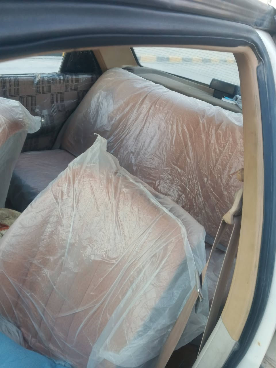 السلام عليكم سيارة بيجو 405 للبيع موديل 2009السيارة جاهزه بيه فقط البنيد طاير عالقماره السعر ب30ورقه وبيه مجال رقم المبايل ***********
