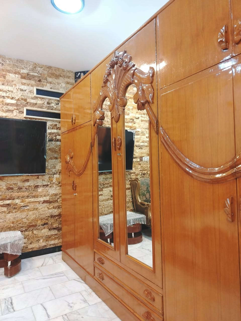 غرفة نوم تسكام بورمي نقش صاج داخل وخارج شغل ثقيل ضهر جرجوبه خمسه ملم استعمال قليل مابيها اي ضرر مكفوله من الشخط تكمه الواقع احله من الصور العنوان  حلة حي الجزائر ***********.   ***********
