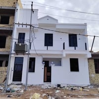 بيت 100 مربع ع شارع 20 مجاور مدرسة الروان بالسياسيين ثاني بيت عن شارع ...