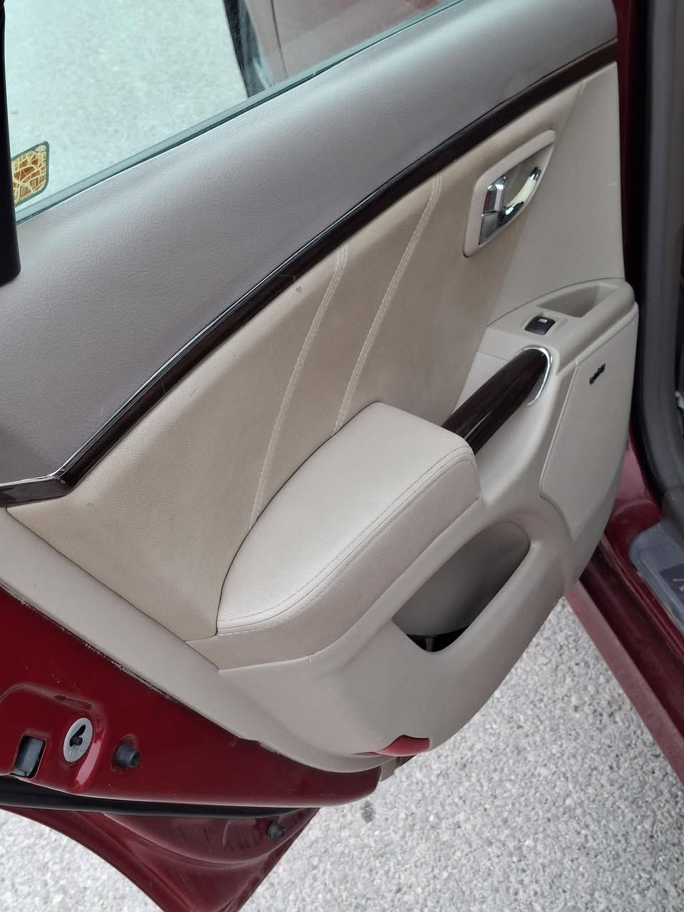 ازيرا 2011 امريكي. فووول مواصفات للأخير 
بيها صبغ كلير قطع بدون معجون ابيعك حزام 
100$ وبيها مجال و سعرها جداً مناسب 
***********
مكانها الرمادي
