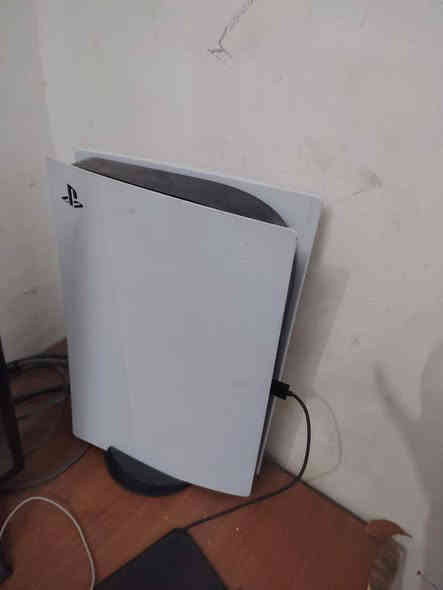 بلي فايف للبيع ملحقاته يده + اشتراك بلاص فاخر السعر 500 رقم الهاتف *********** مكاني الفلوجة
