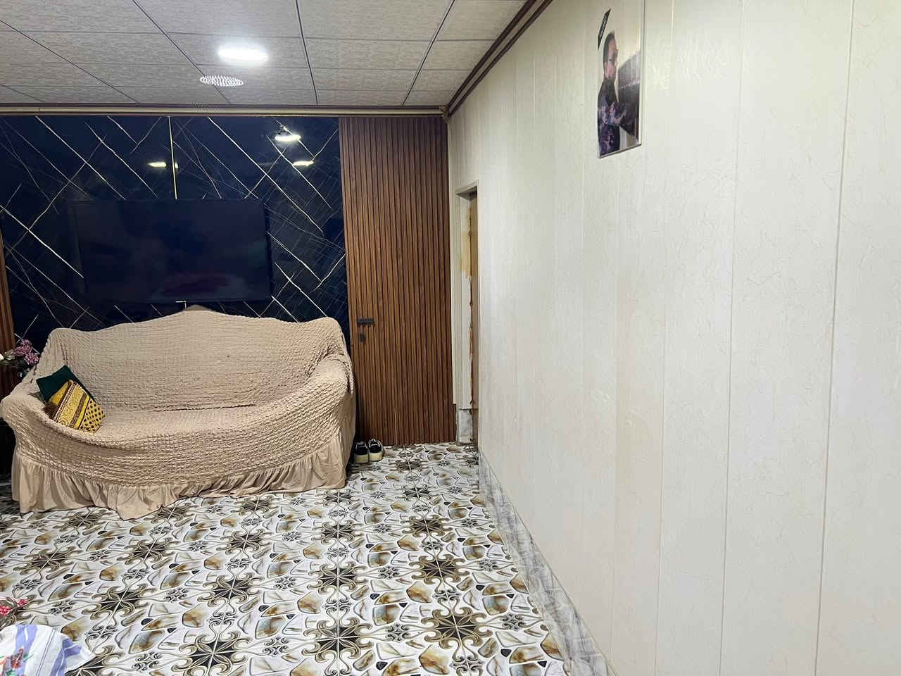 السلام عليكم بيت في بغداد ابو غريب النصر والسلام ركن على شارعين مساحه ٢٢٠ متر طابقين الطابق الأول يحتوي على استقبال كبيره وهول وحولي ومطبخ كبير بارد ومطبخ زغير حار  وحمام داخلي وتواليت 
وكراج كبير يأخذ سياره وحديقة و وتواليت خارجيه ومنور 
البيت ترميم درجه اولا سيراميك وتغليف كل الطابق الأرضي تغليف درجه اولا اناره حديثه يعني ترميم مال اعتناء الاستقبال ديكورات حديثه 
الطابق الثاني ٤ غرف وحولي سطح كبير جاهزات ابياض وسيراميك جاهز الطابق الثاني بس الحمام يرادله لمسات اخيره البيت يخبل باسمي اريد مراوس ويه دونم وبي بيت 🏠 بس الدونم يتحول *********** ابو طه
