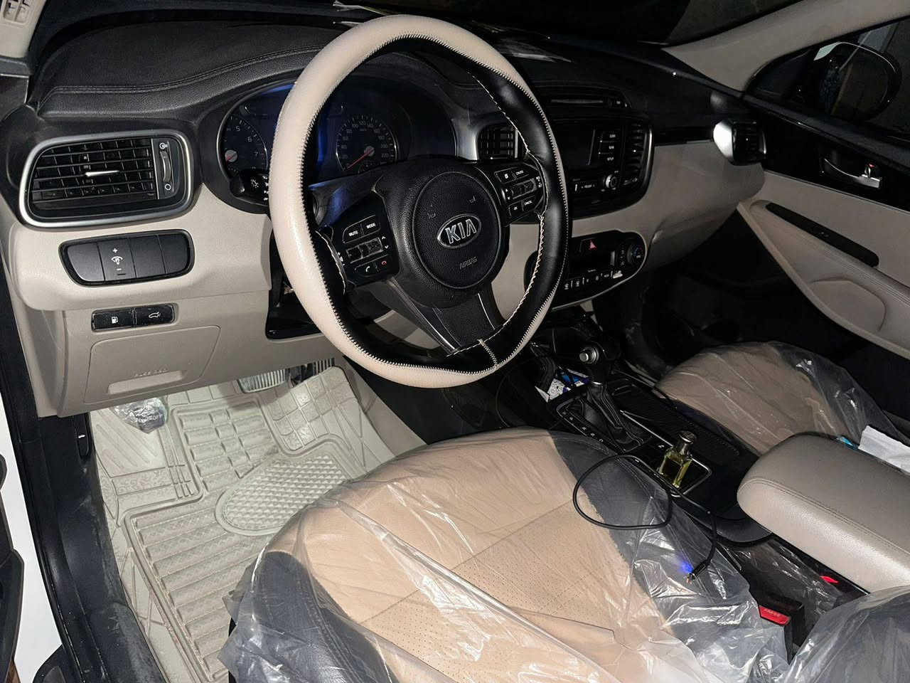 السلام عليكم ورحمة الله وبركاته 
سورنتو 2016 اربيل ـ باسم شركه 
خليجي ـــــ مكينه 2400 //4 سلندر ـ 
مكينه كير كفاله ـ ماشيه 121
بيها طخات بسيطه بارد جدا بسيط 
سنويه لل. 2027
7 راكب فول ماعده الفتحه 
سياره حلوه ونضيفه
شرط الفحص 
السعر---193$ مجال بسيط 
مكان السياره بصره ـ ***********
